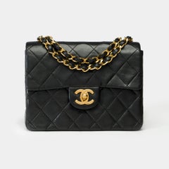 Chanel Mini sac à bandoulière Timeless en cuir d'agneau matelassé noir , GHW