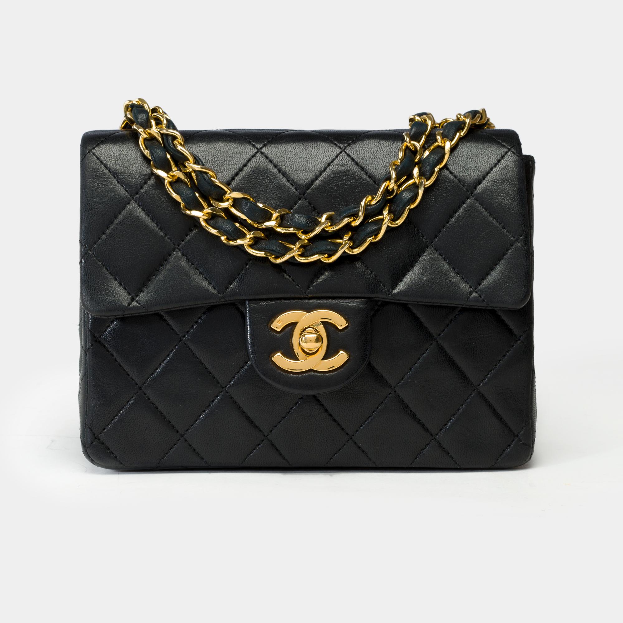Splendida Chanel Mini Timeless Flap Bag in pelle d'agnello trapuntata nera, catena in metallo dorato intrecciata con pelle nera da portare a mano, a spalla o crossbody  

Chiusura: Patta e chiusura a girello in metallo dorato
Interno: Pelle
