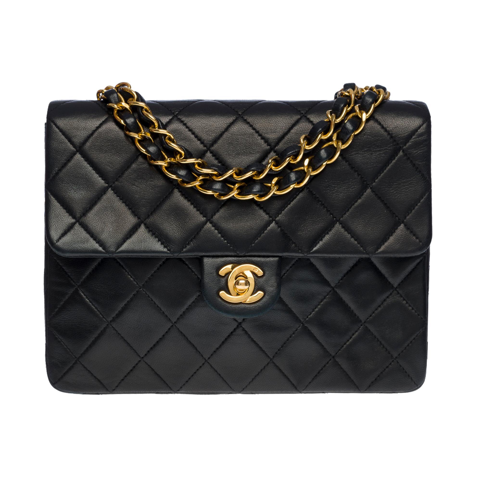 Exquisite Chanel Mini Timeless Square flap shoulder bag in black quilted lambskin, shoulder strap in gold metal interlaced with black lambskin
Flap closure and gold metal turnstile closure
Burgundy lambskin interior, 1 double patch pocket, 1