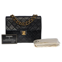 Mini sac à bandoulière à rabat carré intemporel Chanel en cuir d'agneau matelassé noir