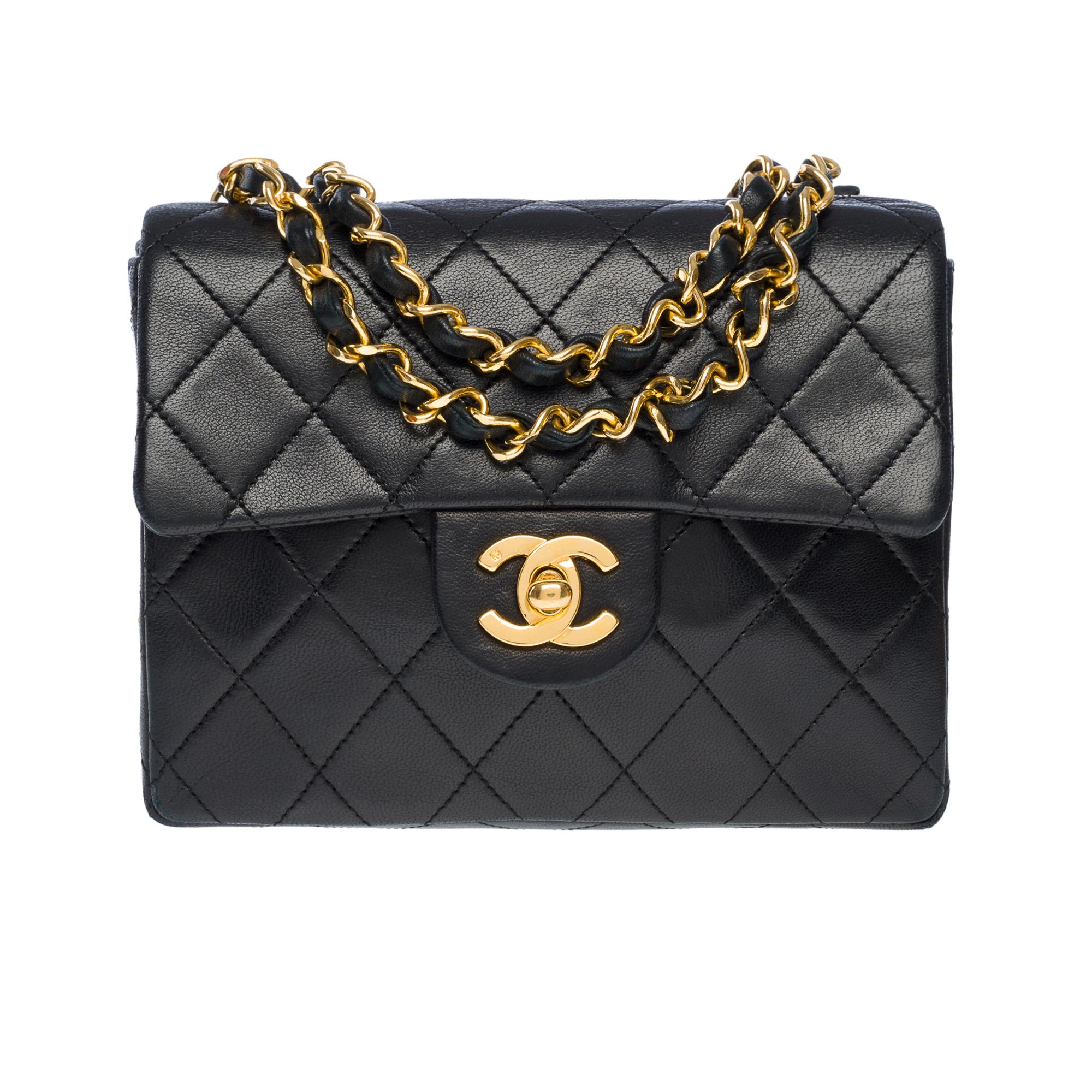 Exquisite Chanel Mini Timeless Square flap bag in black quilted lambskin leather, gold metal shoulder strap interlaced with black lambskin leather for a hand, shoulder or crossbody carry

Single flap
Flap closure and CC closure by turnstile in gold
