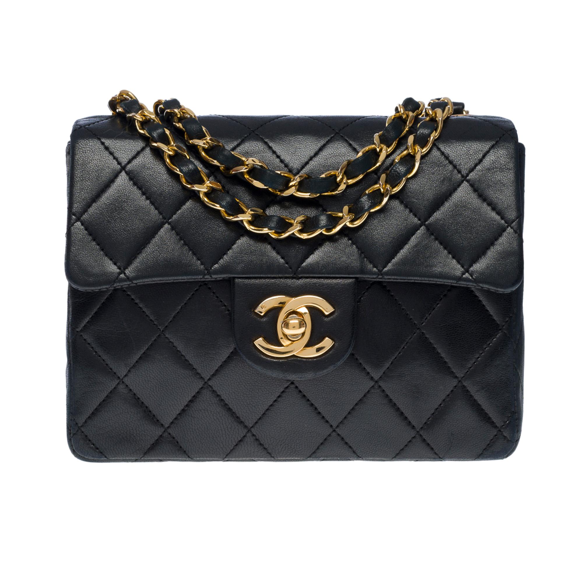 Exquisite Chanel Mini Timeless Square flap bag in black quilted lambskin leather, shoulder strap in gold metal interlaced with black lambskin for a hand, shoulder or shoulder strap
Flap closure and gold metal turnstile closure
Burgundy lambskin
