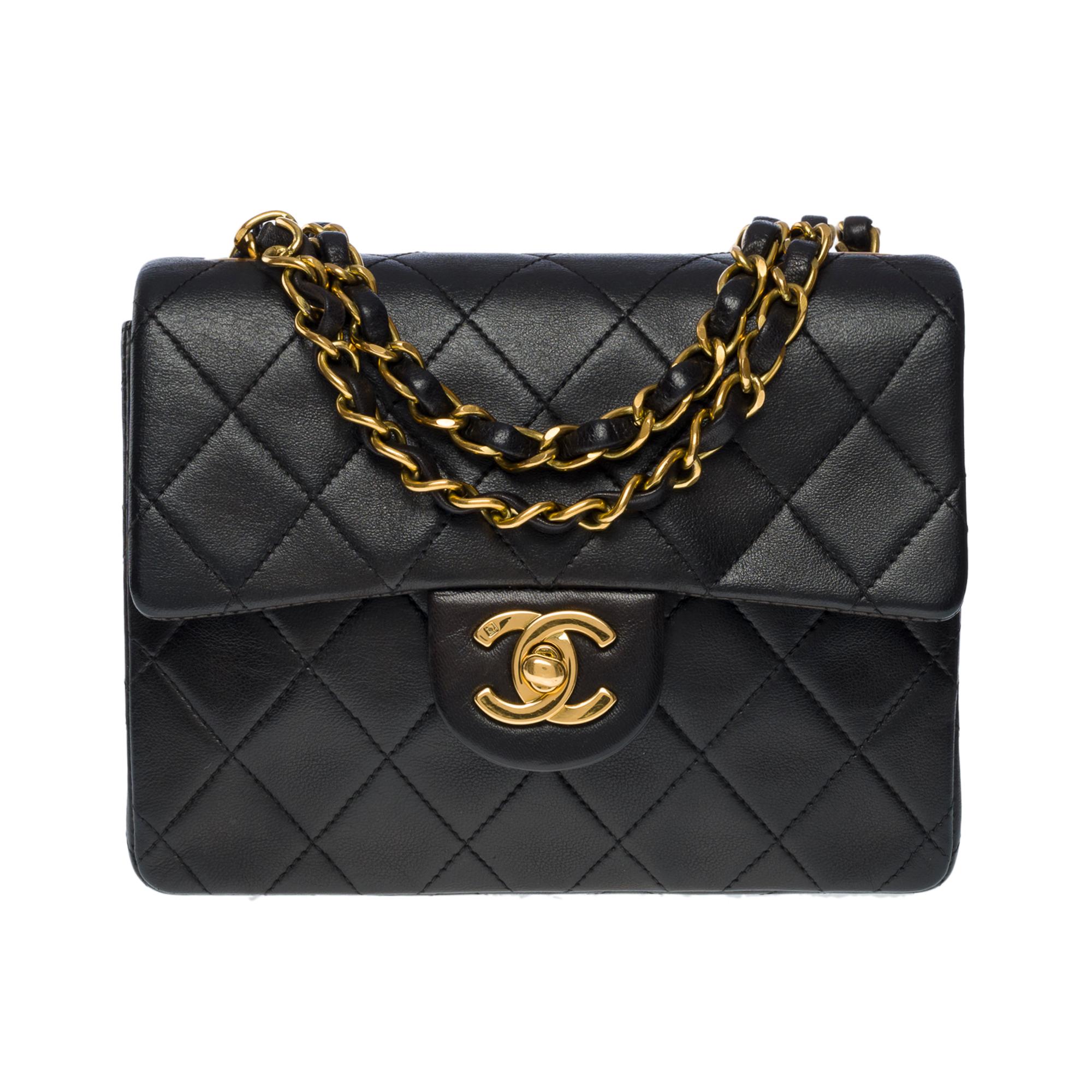 Gorgeous Chanel Mini Timeless Square shoulder flap bag in black quilted lambskin leather, shoulder strap in gold metal interlaced with black lambskin for a hand-on, shoulder or crossbody carry
Flap closure and gold metal turnstile closure
Burgundy