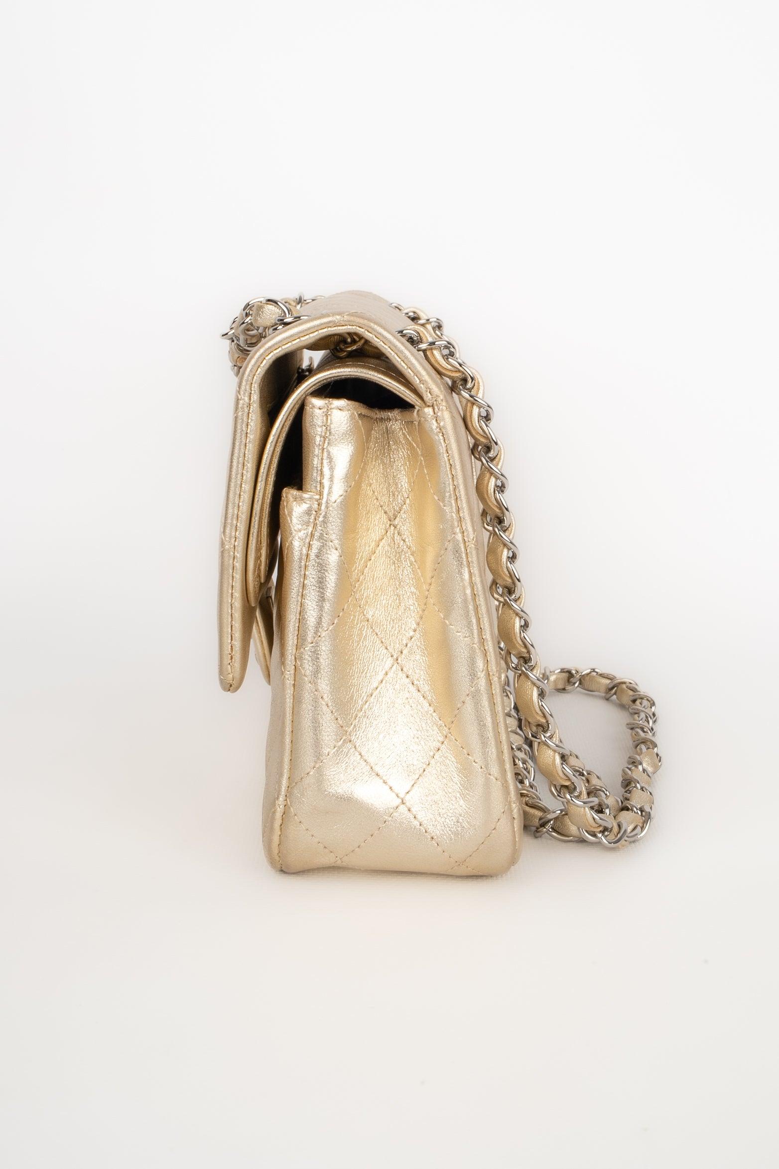 Chanel - (Made in France) Klassische Tasche aus blassgoldenem, metallischem Lammleder mit silbernem 