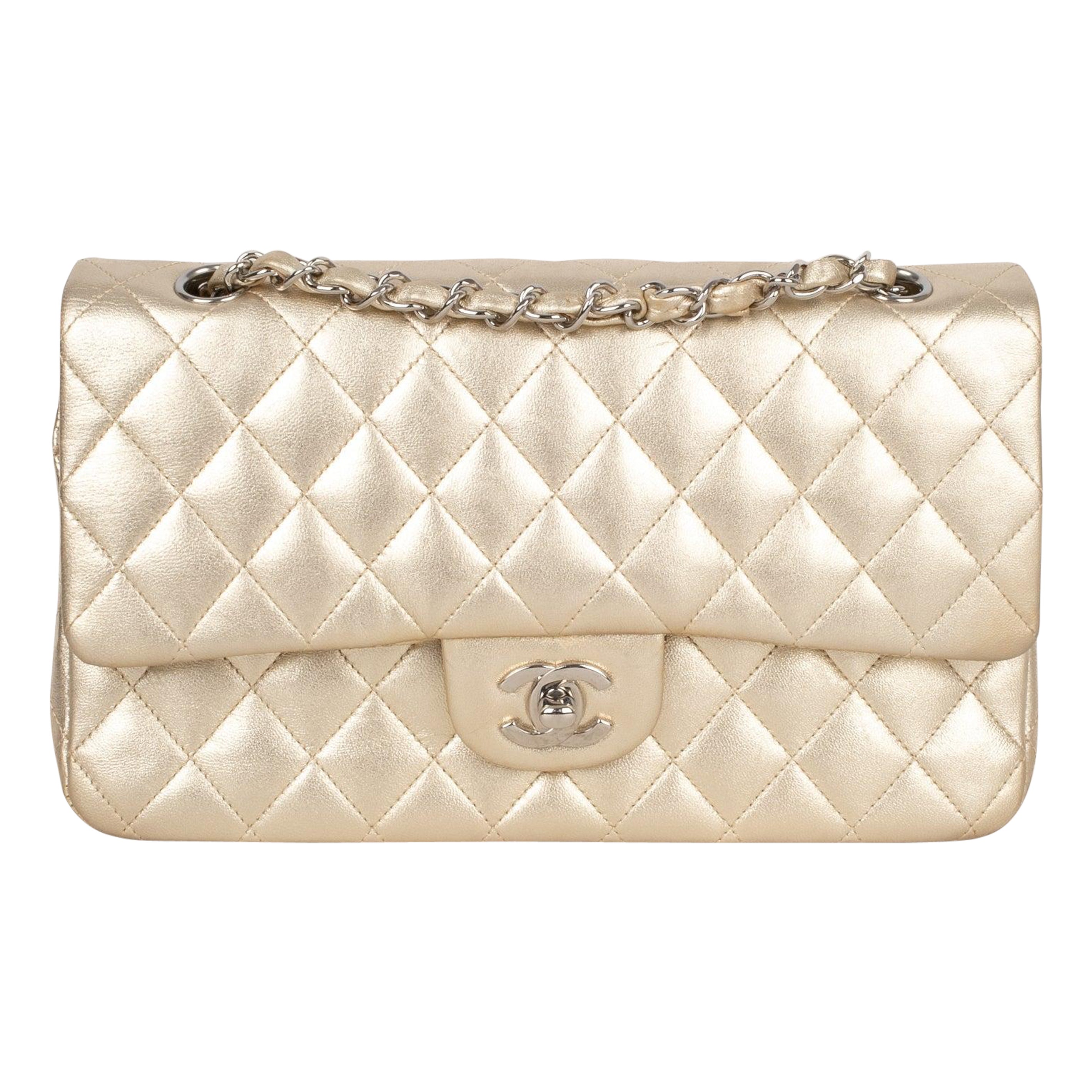 Sac Classic en cuir d'agneau métallisé doré et pâle Timeless de Chanel, 2006/2008