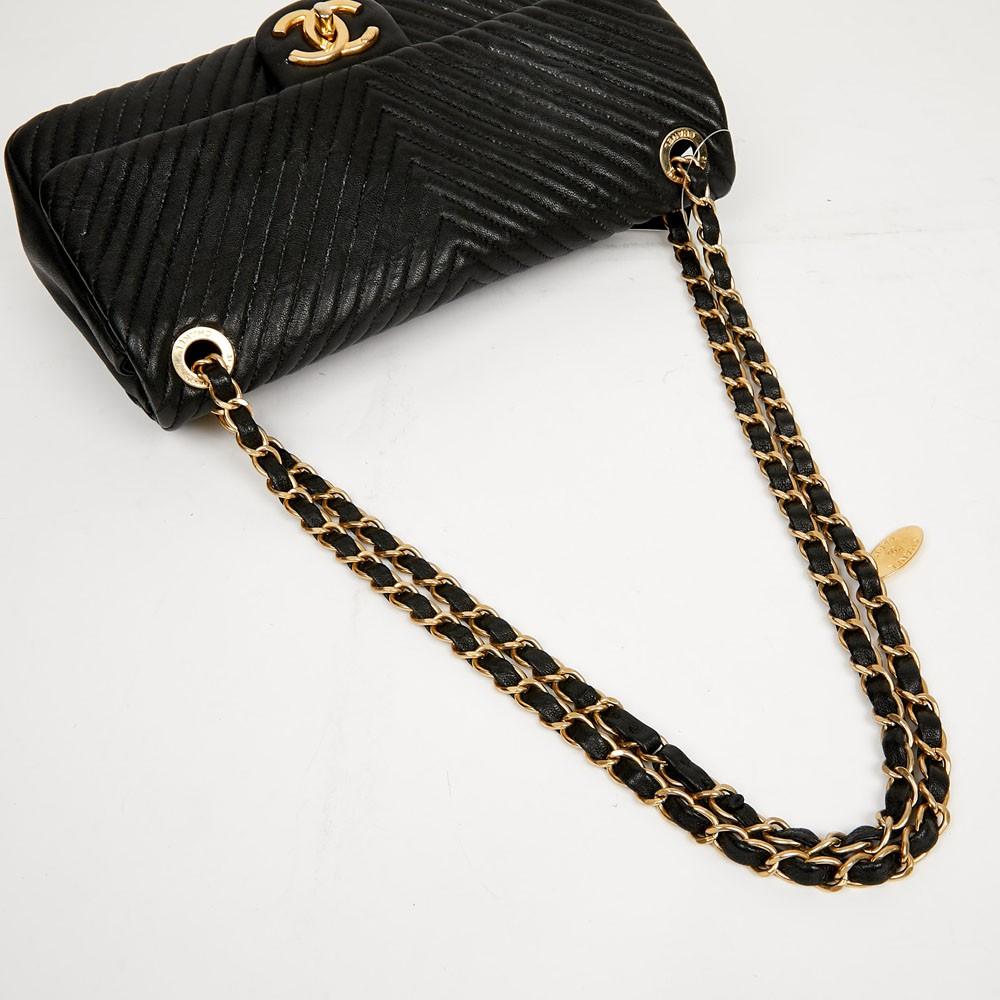 Vintage style, timeless bag with quilted chevrons, with gold tone accessories. The bag has its hologram. Made in Italy around 2013/14. Dimensions : 26 x 15 x 5,5 cm. Lining is made of black fabric with a zipped pocket. The bag is in very good