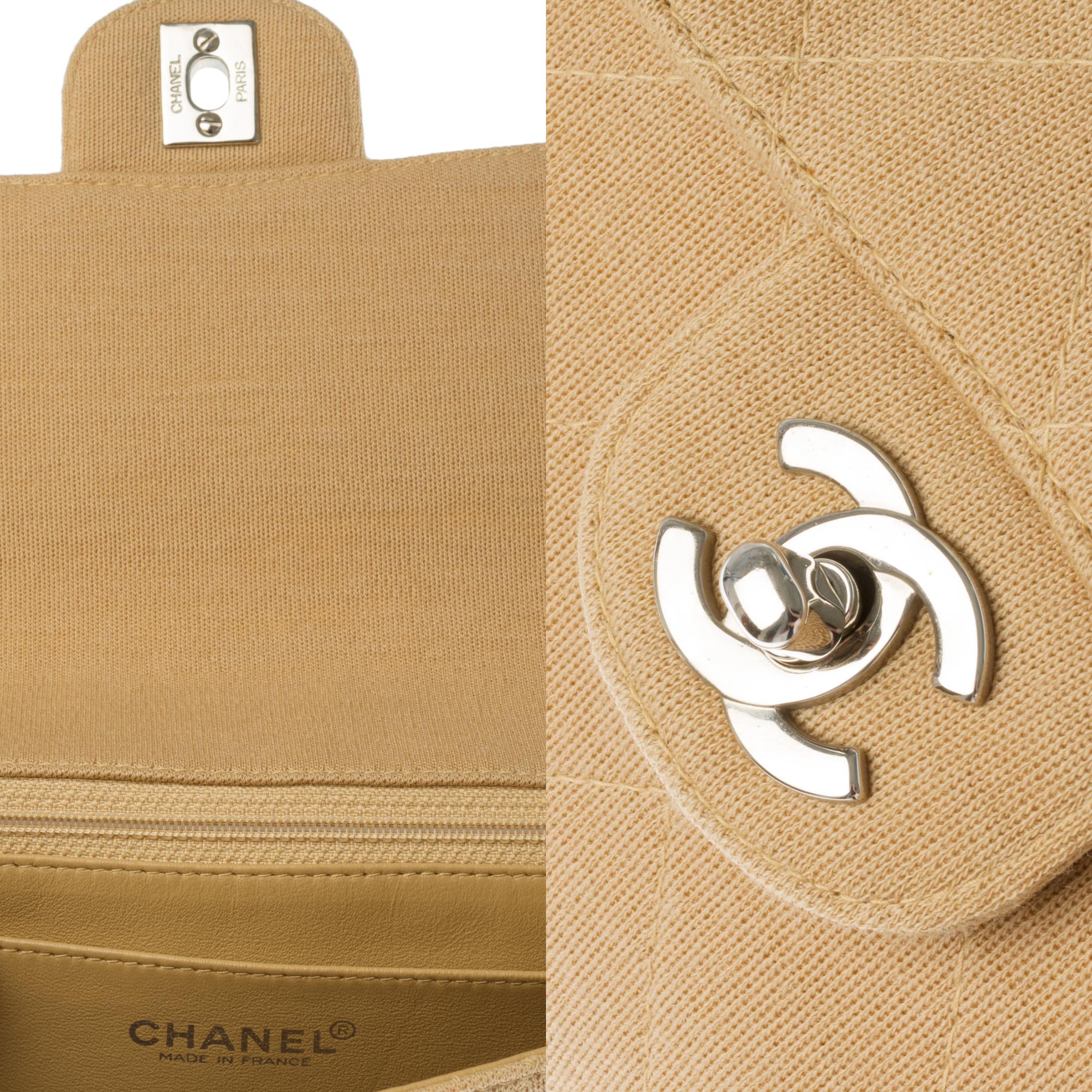 Chanel Timeless Umhängetasche aus beigem gestepptem Jersey mit silbernen Beschlägen Damen im Angebot