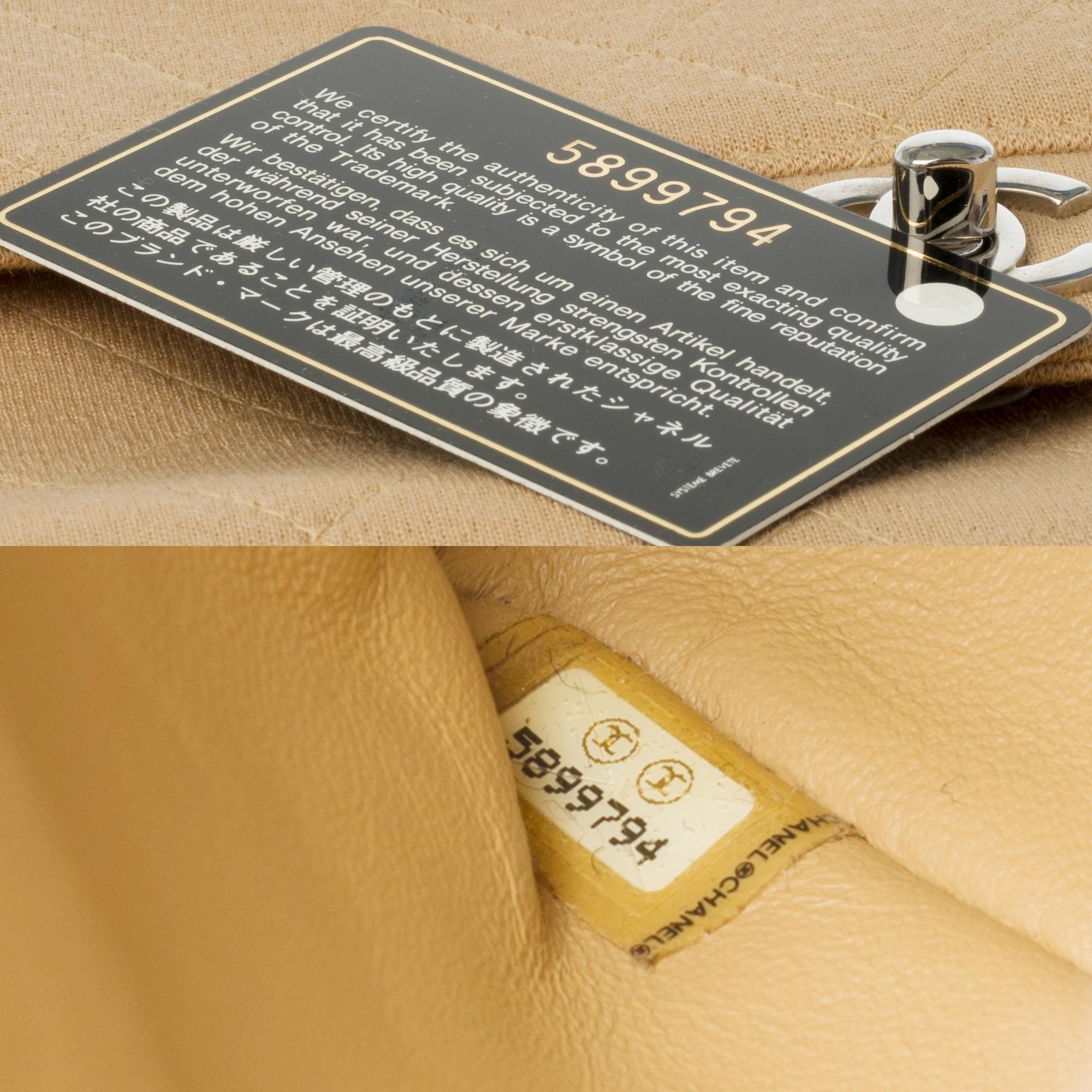 Chanel Timeless Umhängetasche aus beigem gestepptem Jersey mit silbernen Beschlägen im Angebot 1