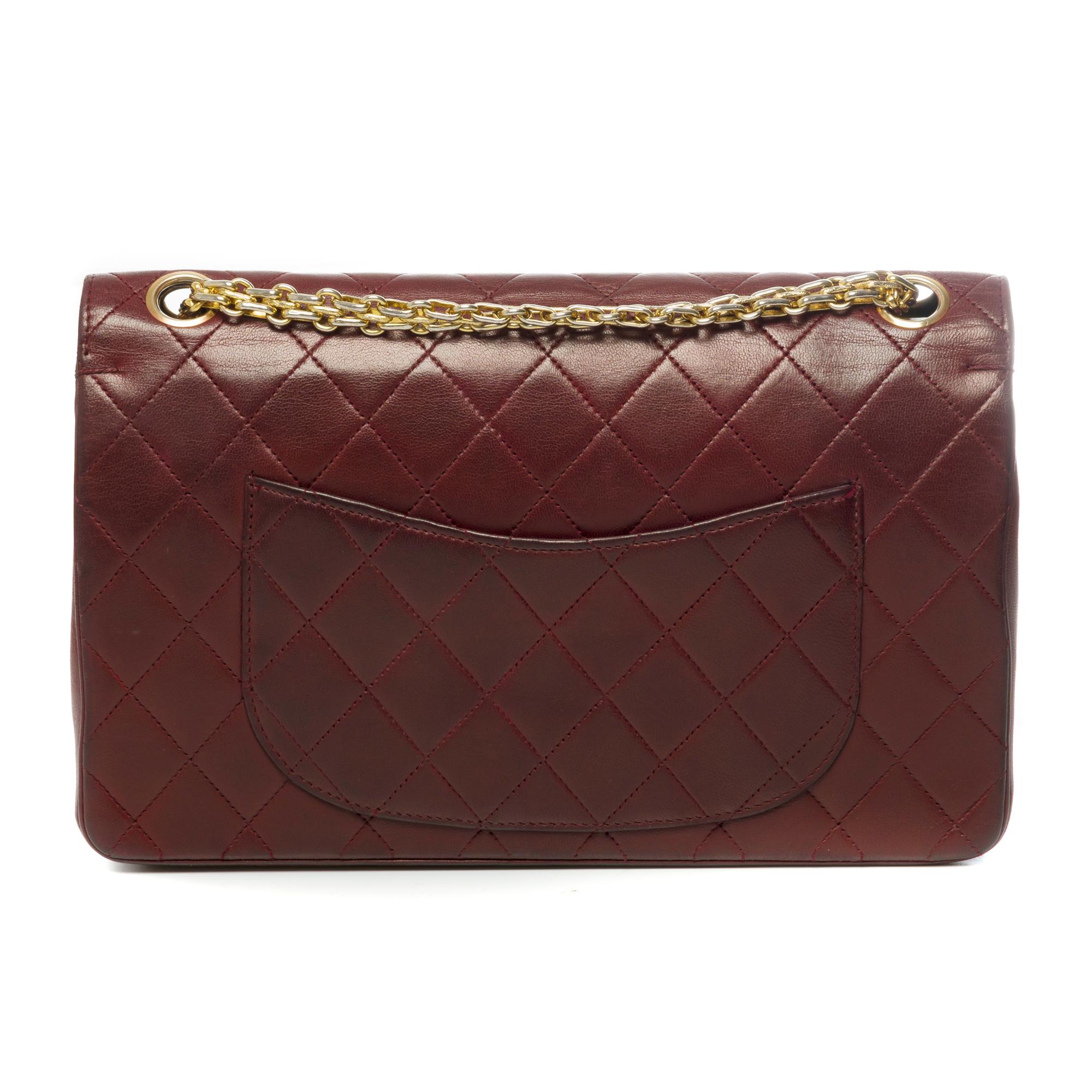 Splendid Timeless bag in burgundy quilted leather (superbly patinated) with double flap, gold metal trim, Mademoiselle chain handle in gold metal allowing a hand or shoulder support or crossbody.
Quilted flap closure, gold metal CC closure.
Lining