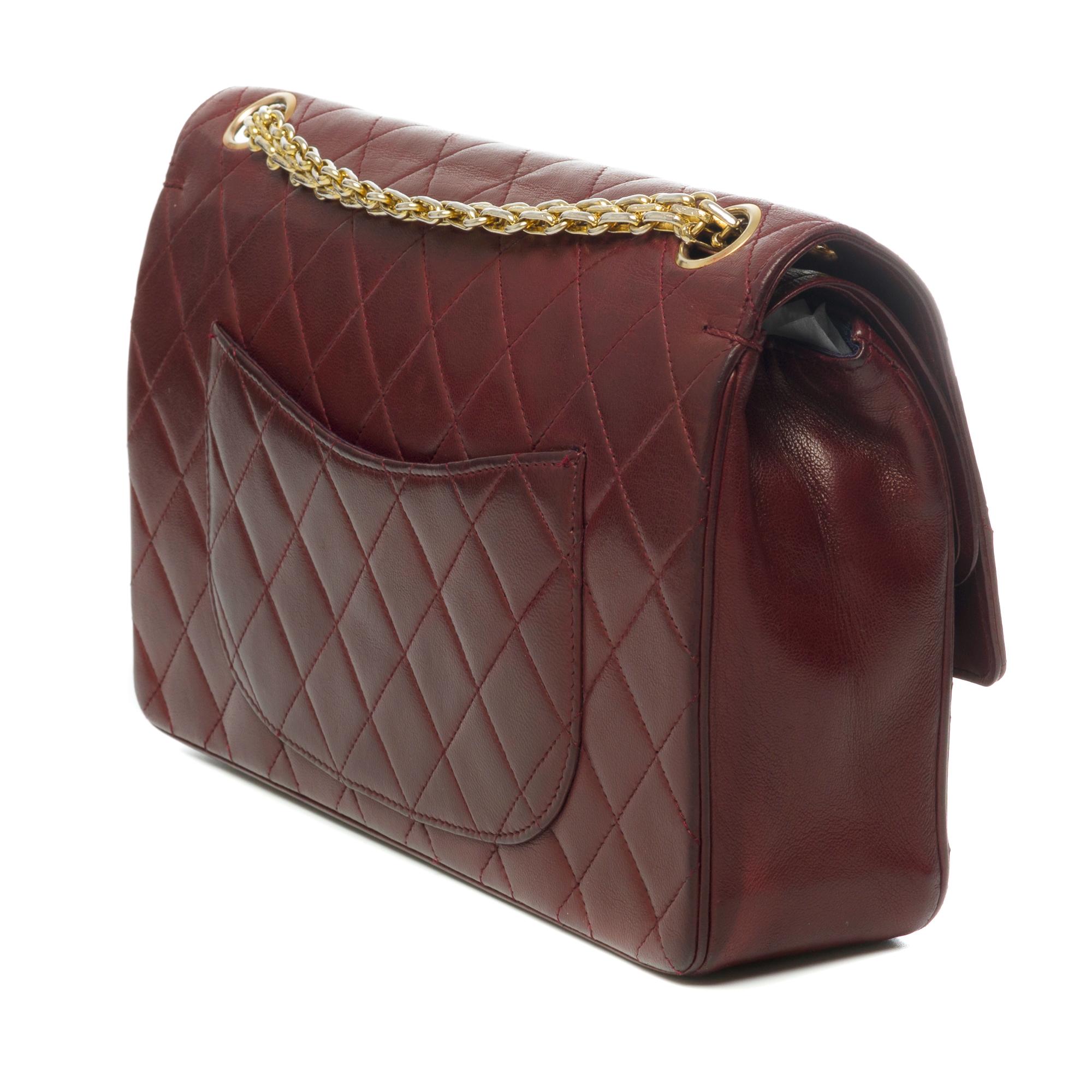 Chanel Timeless shoulder bag in burgundy quilted leather with gold hardware In Good Condition In Paris, IDF