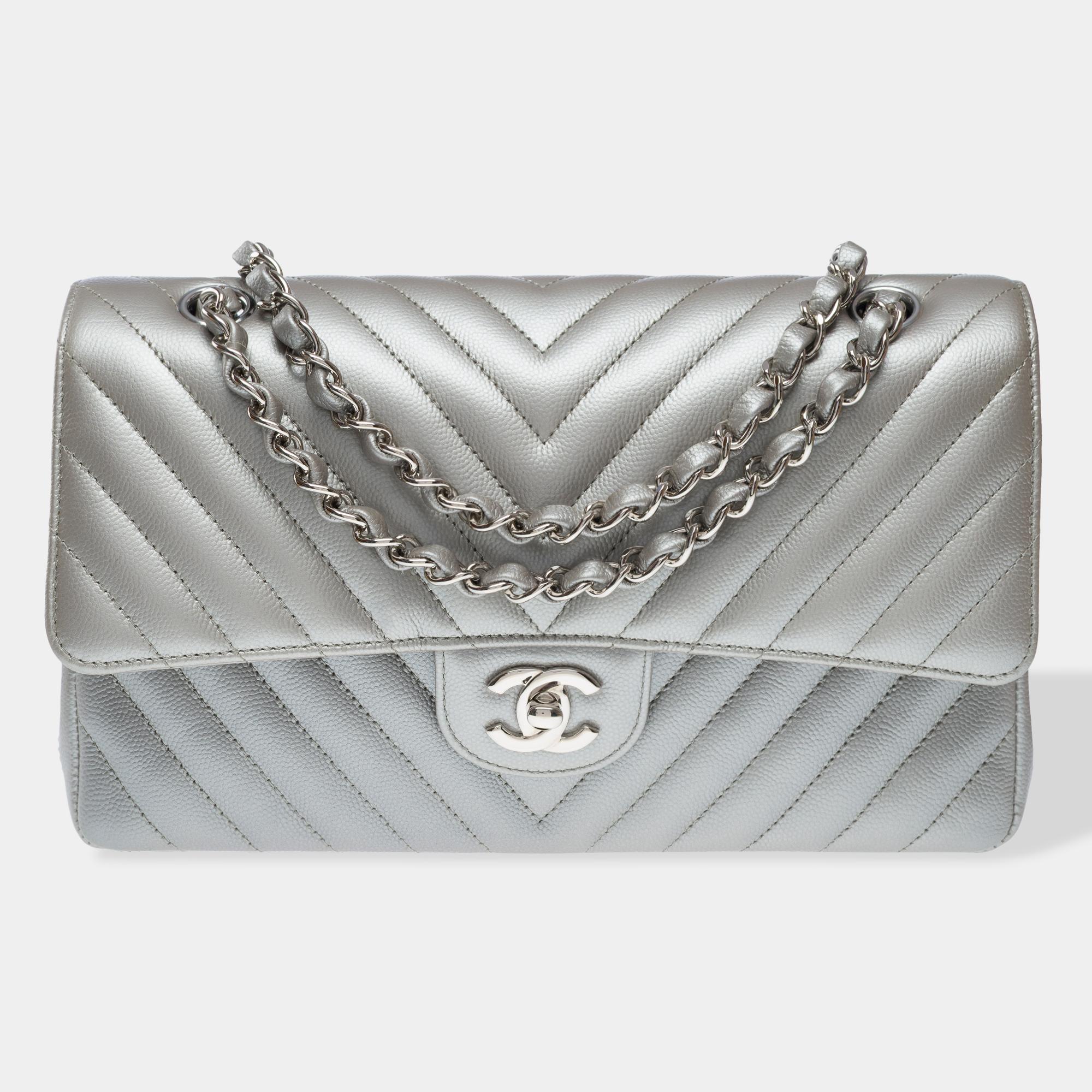 Chanel Timeless shoulder bag in Metallic Silver Chevron Caviar leather , PHW In Excellent Condition For Sale In Paris, IDF
