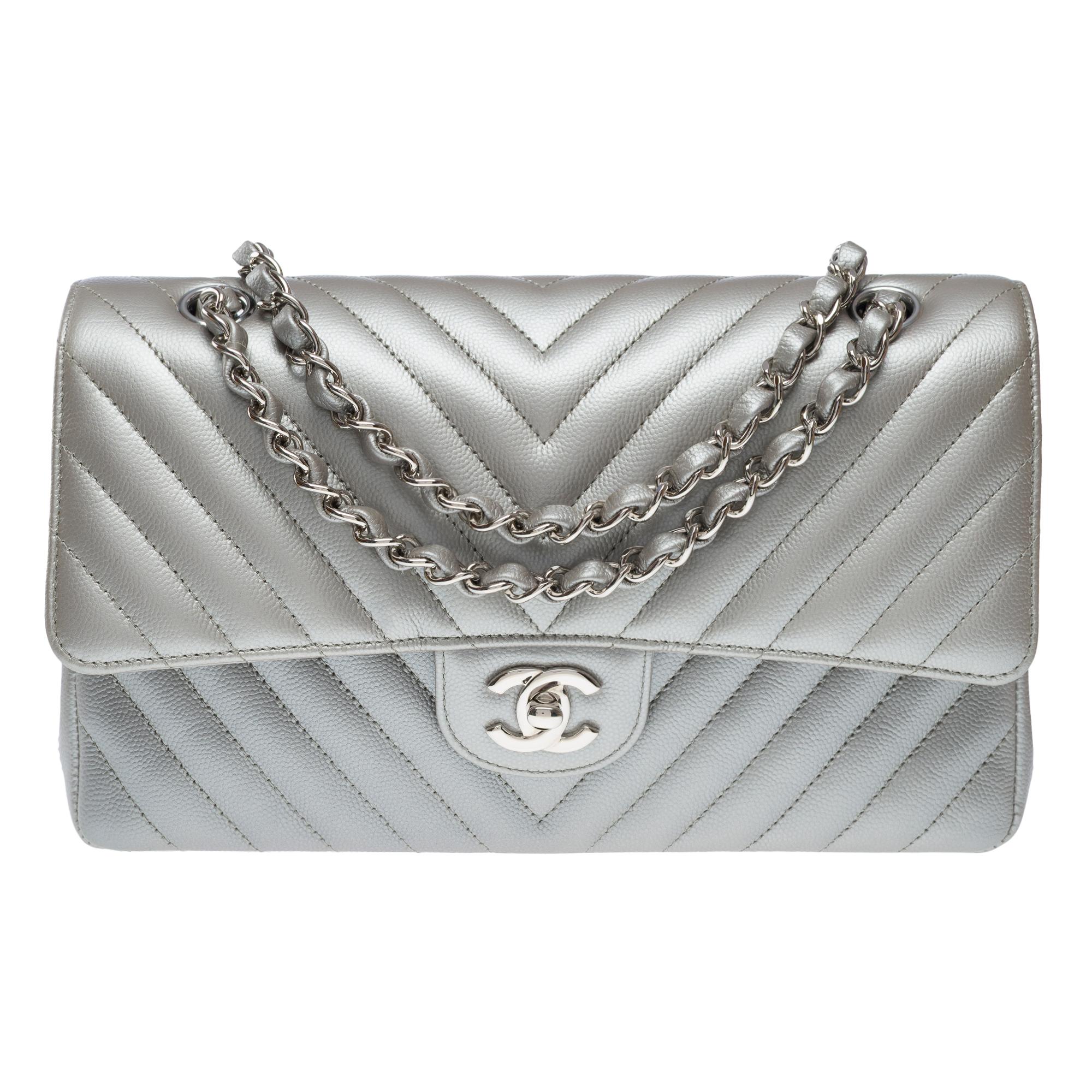 Women's Chanel Timeless shoulder bag in Metallic Silver Chevron Caviar leather , PHW For Sale