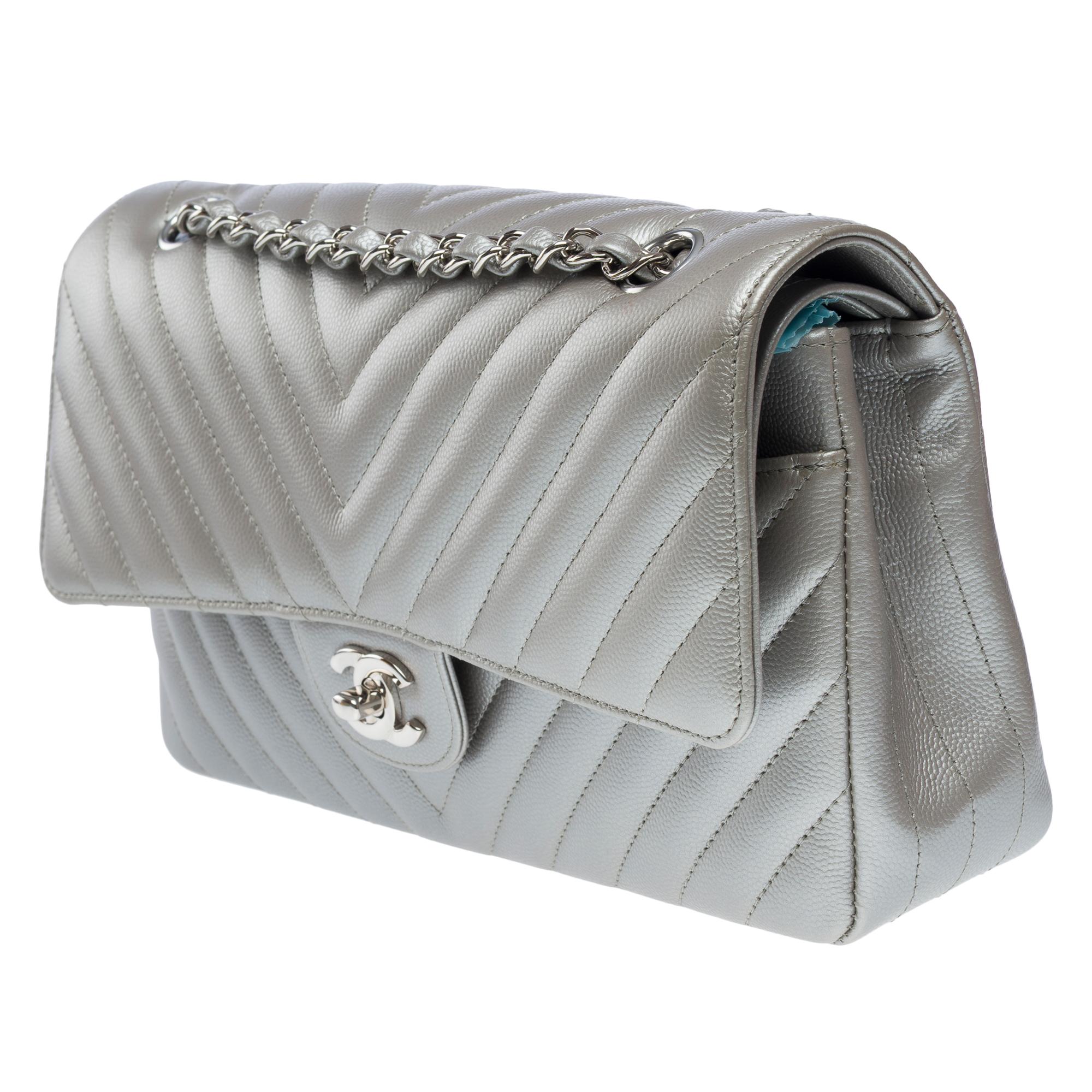 Chanel Timeless shoulder bag in Metallic Silver Chevron Caviar leather , PHW For Sale 2
