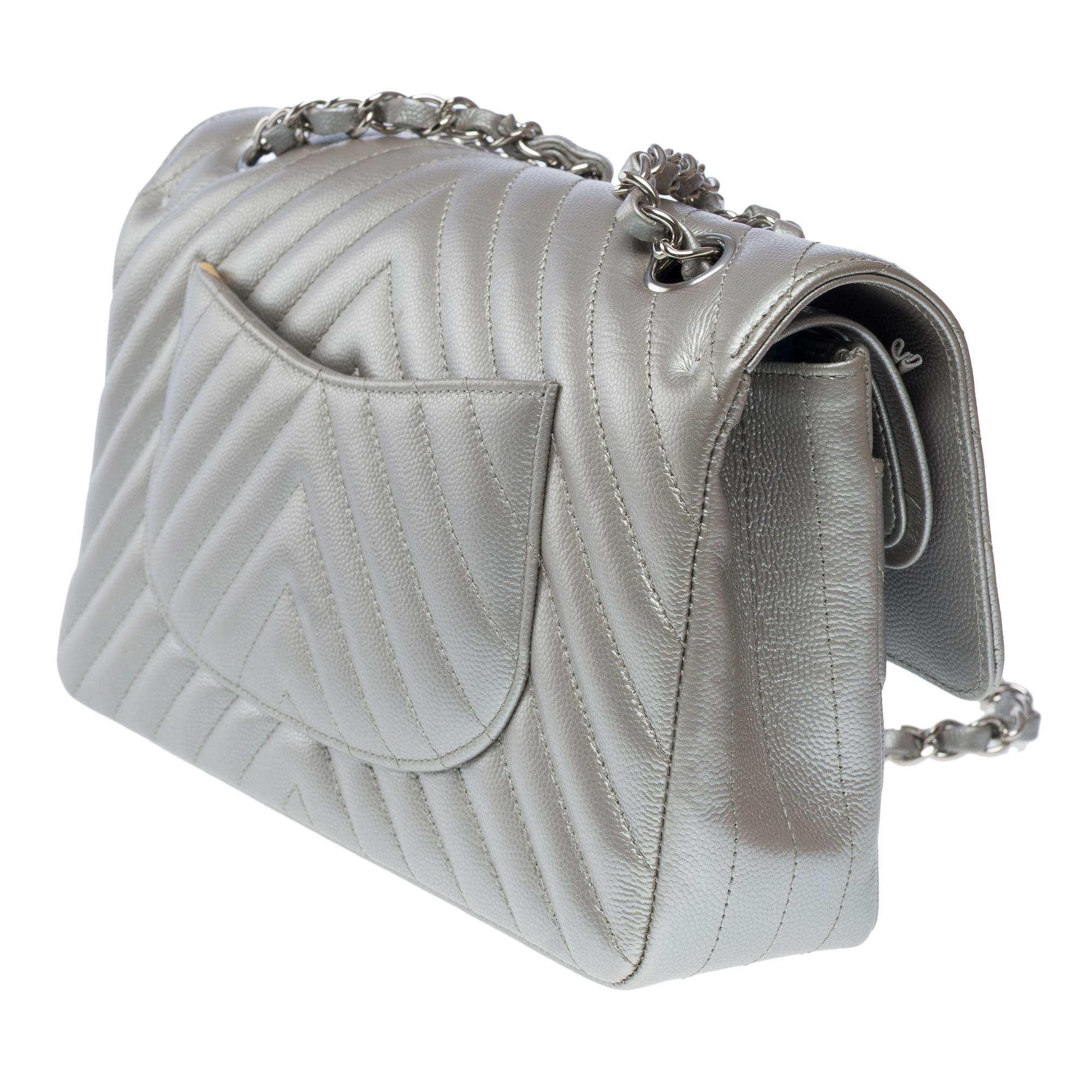 Chanel Timeless shoulder bag in Metallic Silver Chevron Caviar leather , PHW For Sale 3