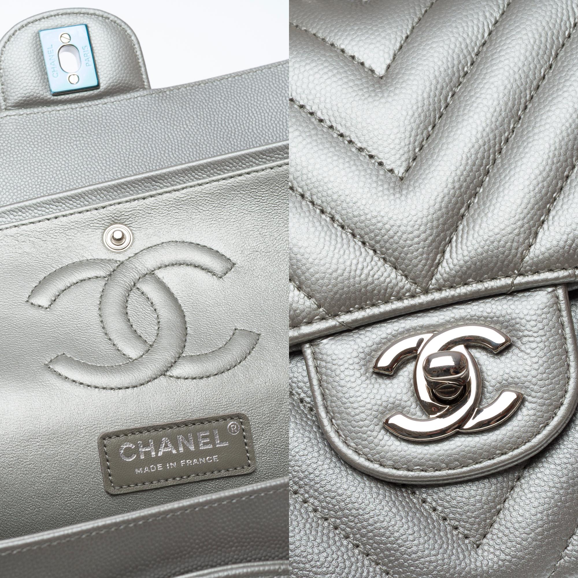 Chanel Timeless shoulder bag in Metallic Silver Chevron Caviar leather , PHW For Sale 4