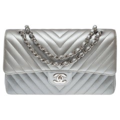 Chanel Timeless shoulder bag in Metallic Silver Chevron Caviar leather , PHW