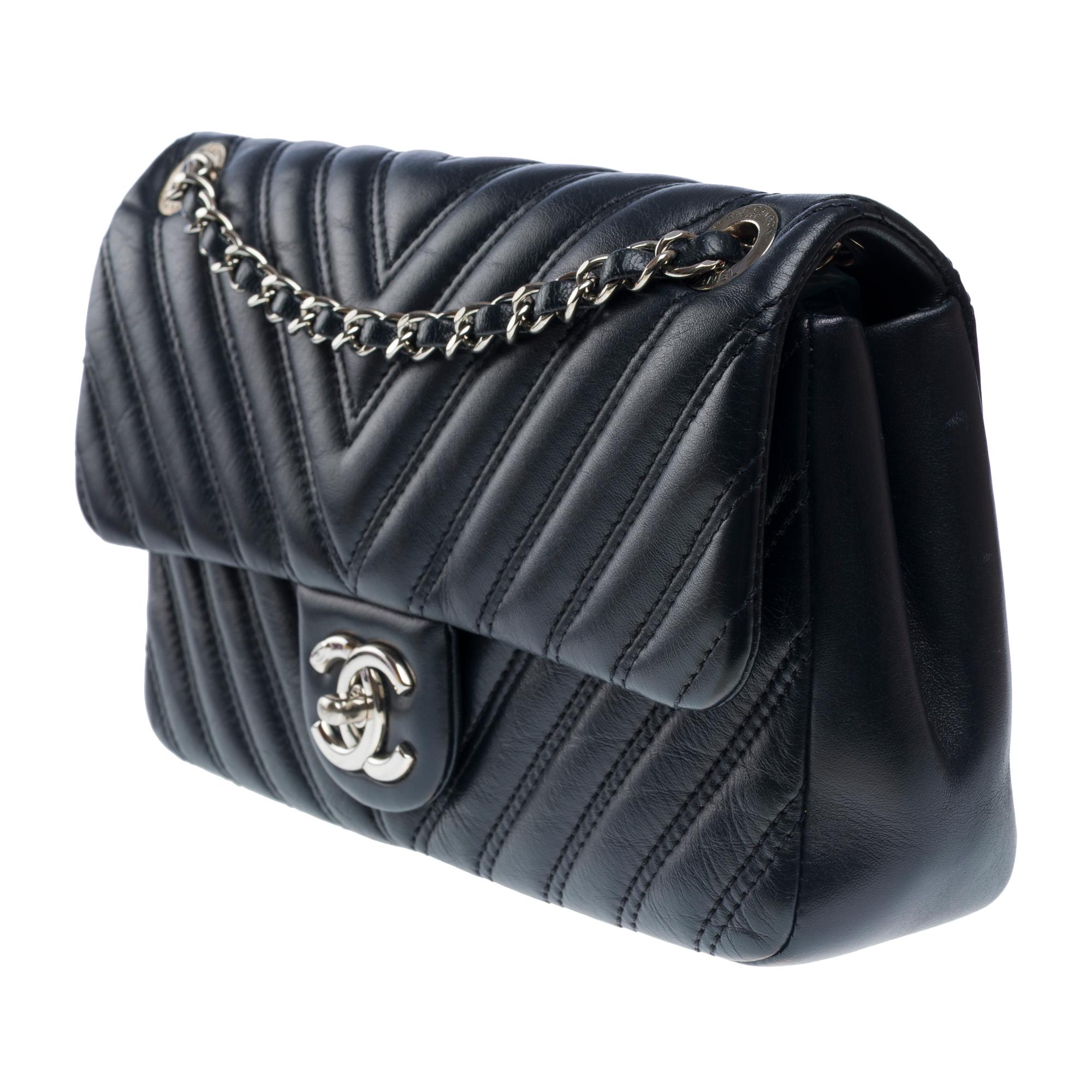 Chanel Timeless shoulder bag in Navy Blue Chevron leather , PHW In Good Condition For Sale In Paris, IDF
