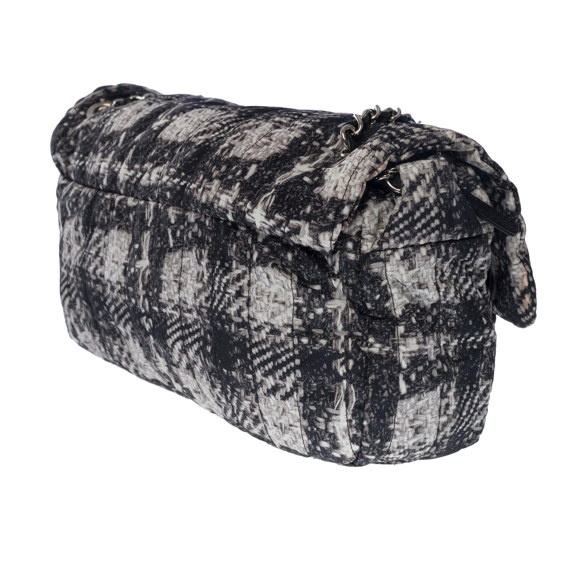 Chanel Timeless shoulder bag in soft synthetic printed tweed black/white, SHW In Good Condition For Sale In Paris, IDF