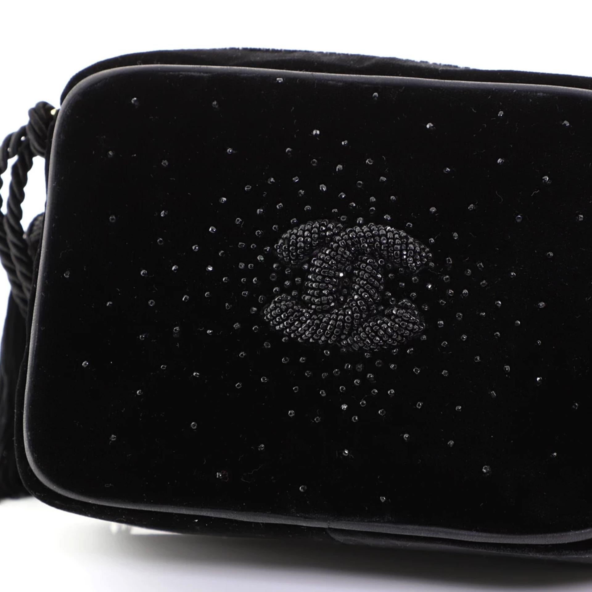 Chanel So Black Rare Vintage 1989 Velvet Strasss Beaded Tassel Small Camera Bag en vente 3