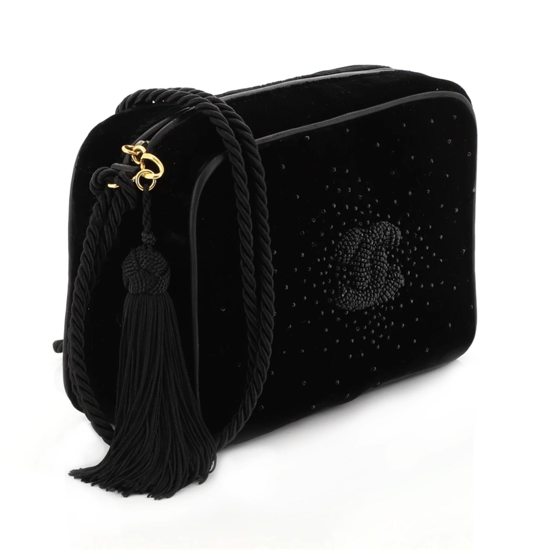 Chanel So Black Rare Vintage 1989 Samt Strass Perlen Quaste Kleine Kameratasche im Zustand „Gut“ im Angebot in Miami, FL