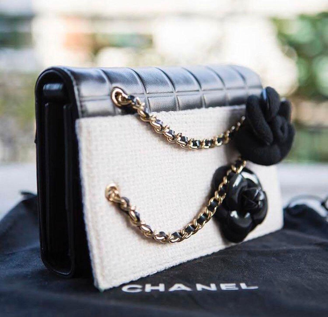 Chanel Timeless Tweed Iconic Camelia Flower Bicolor Black & White Leather Clutch For Sale 5