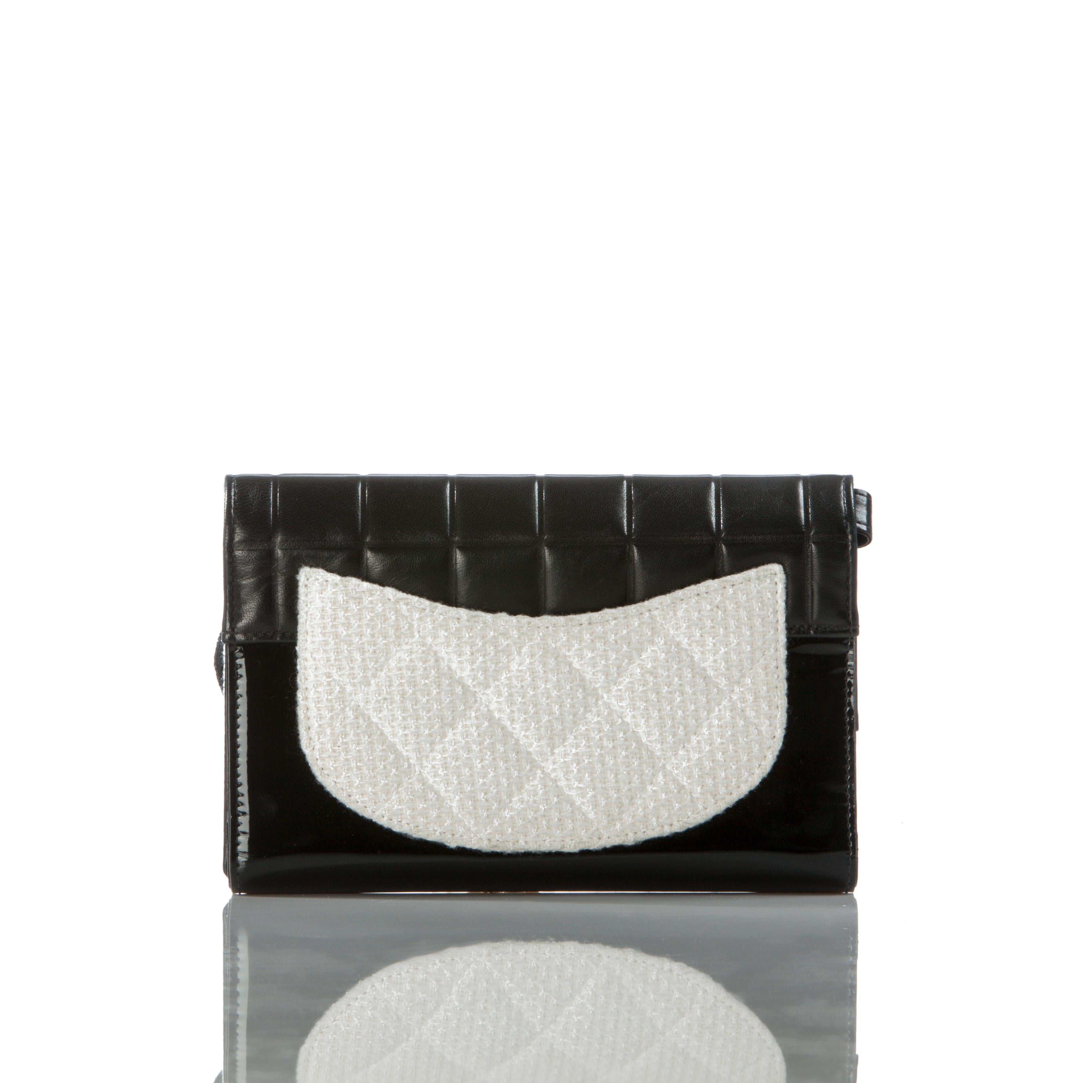 Chanel Timeless Tweed Iconic Camelia Flower Bicolor Black & White Leather Clutch In Good Condition For Sale In Miami, FL