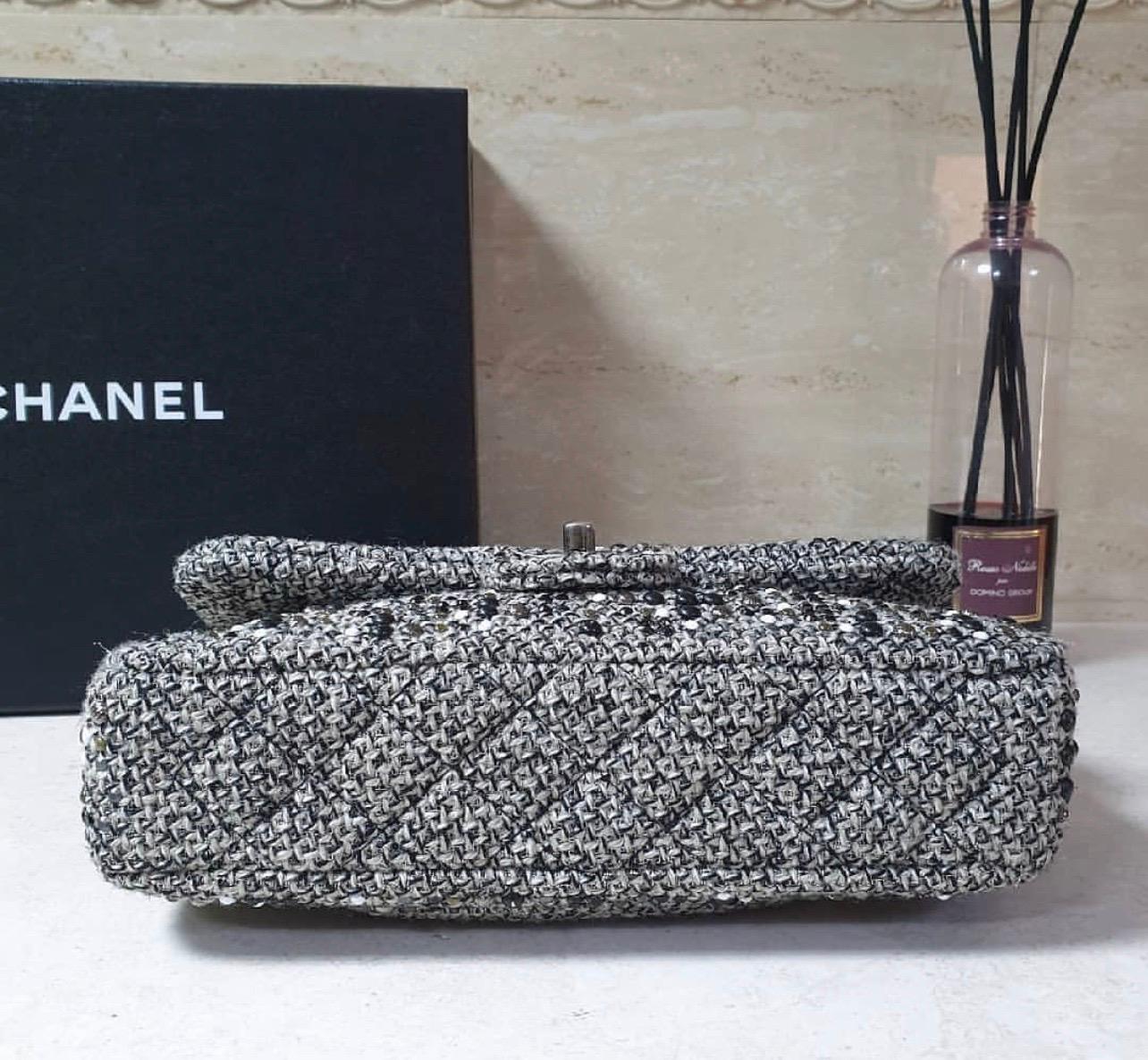 CHANEL Timeless Tweed Rhinestone Flap Bag Handbag In Excellent Condition In Krakow, PL