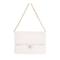 Chanel Timeless vintage handbag in white lambskin, good condition !