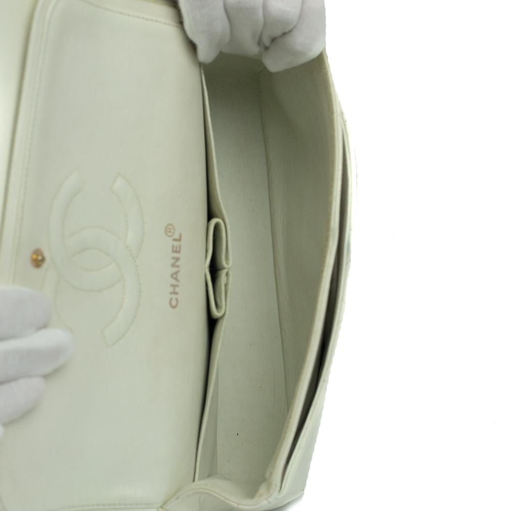 Chanel, Timeless Vintage Medium in white leather In Fair Condition For Sale In Clichy, FR