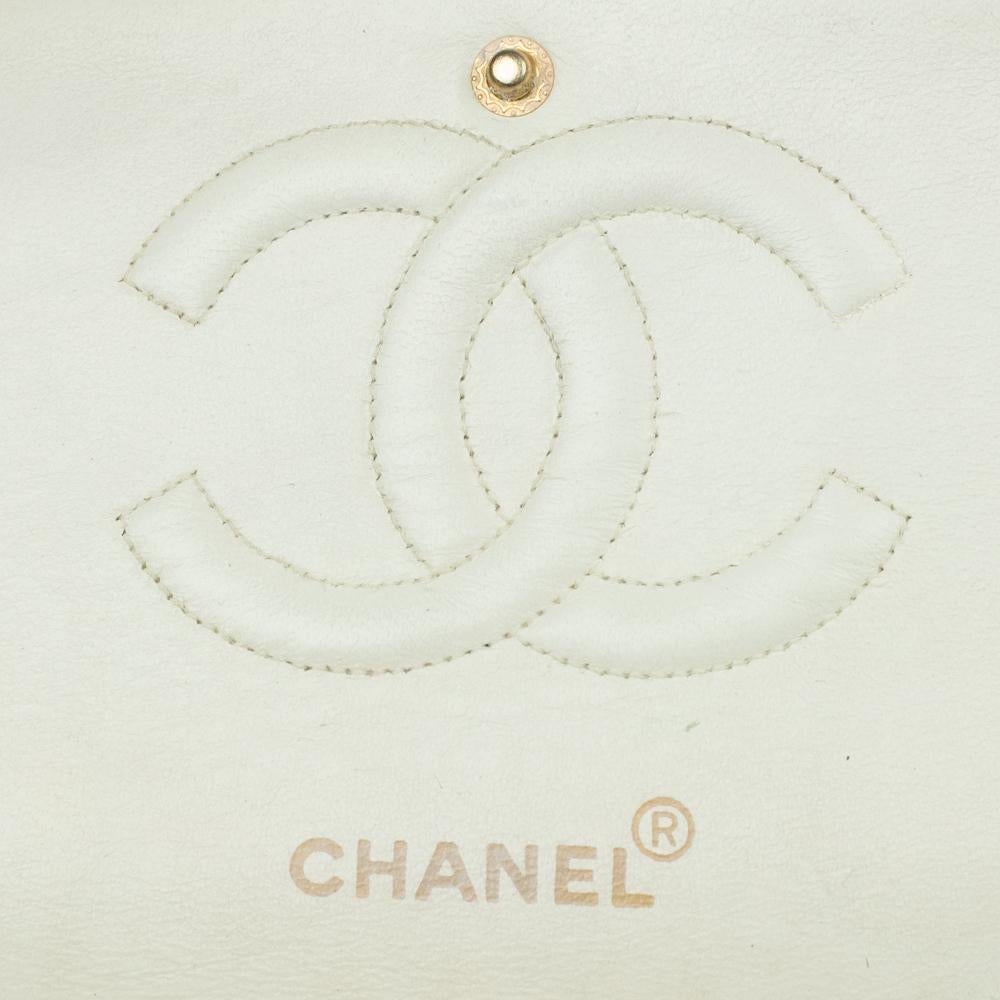 Women's Chanel, Timeless Vintage Medium in white leather For Sale