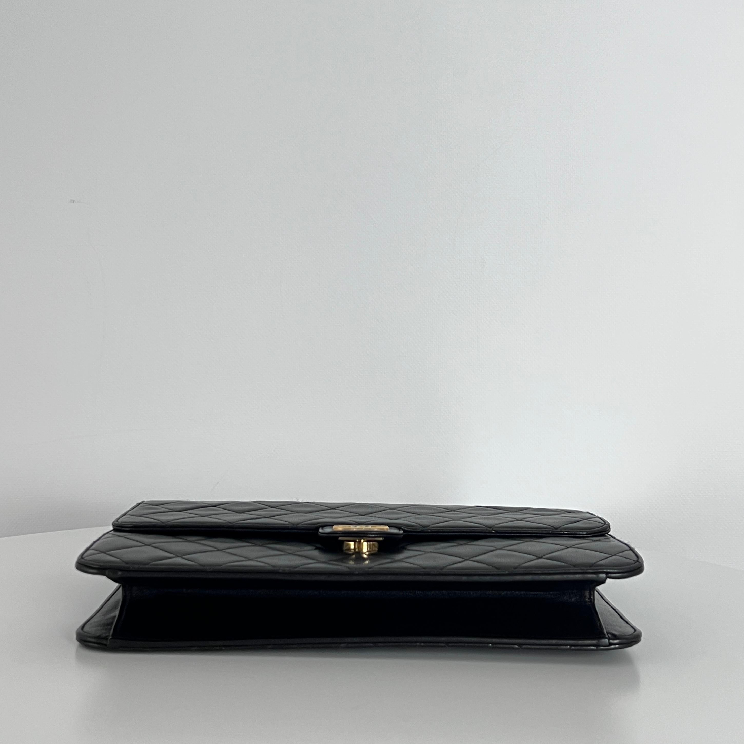 Chanel Portefeuille intemporel sur chaîne en cuir d'agneau moyen noir 1991-1994 9