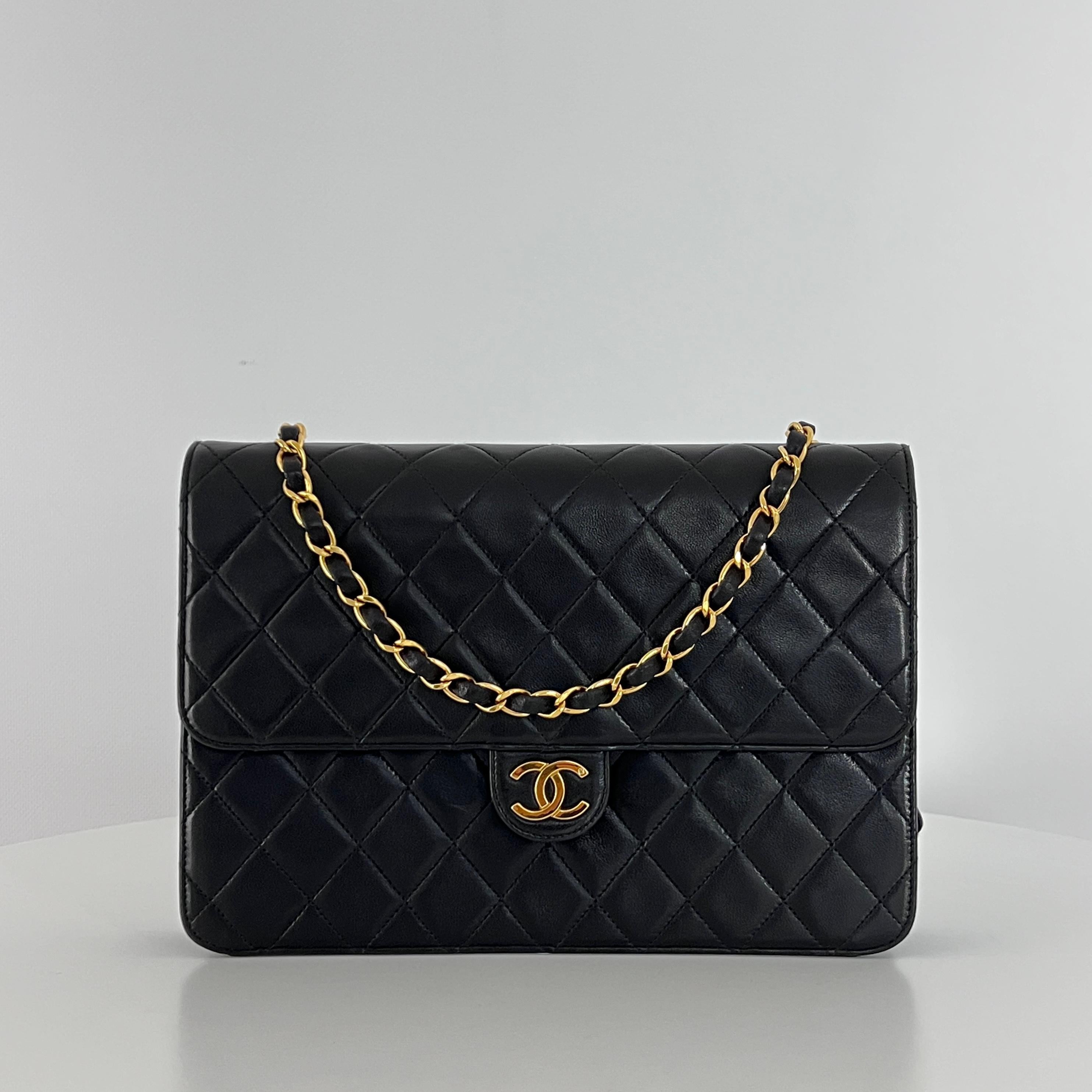 Noir Chanel Portefeuille intemporel sur chaîne en cuir d'agneau moyen noir 1991-1994