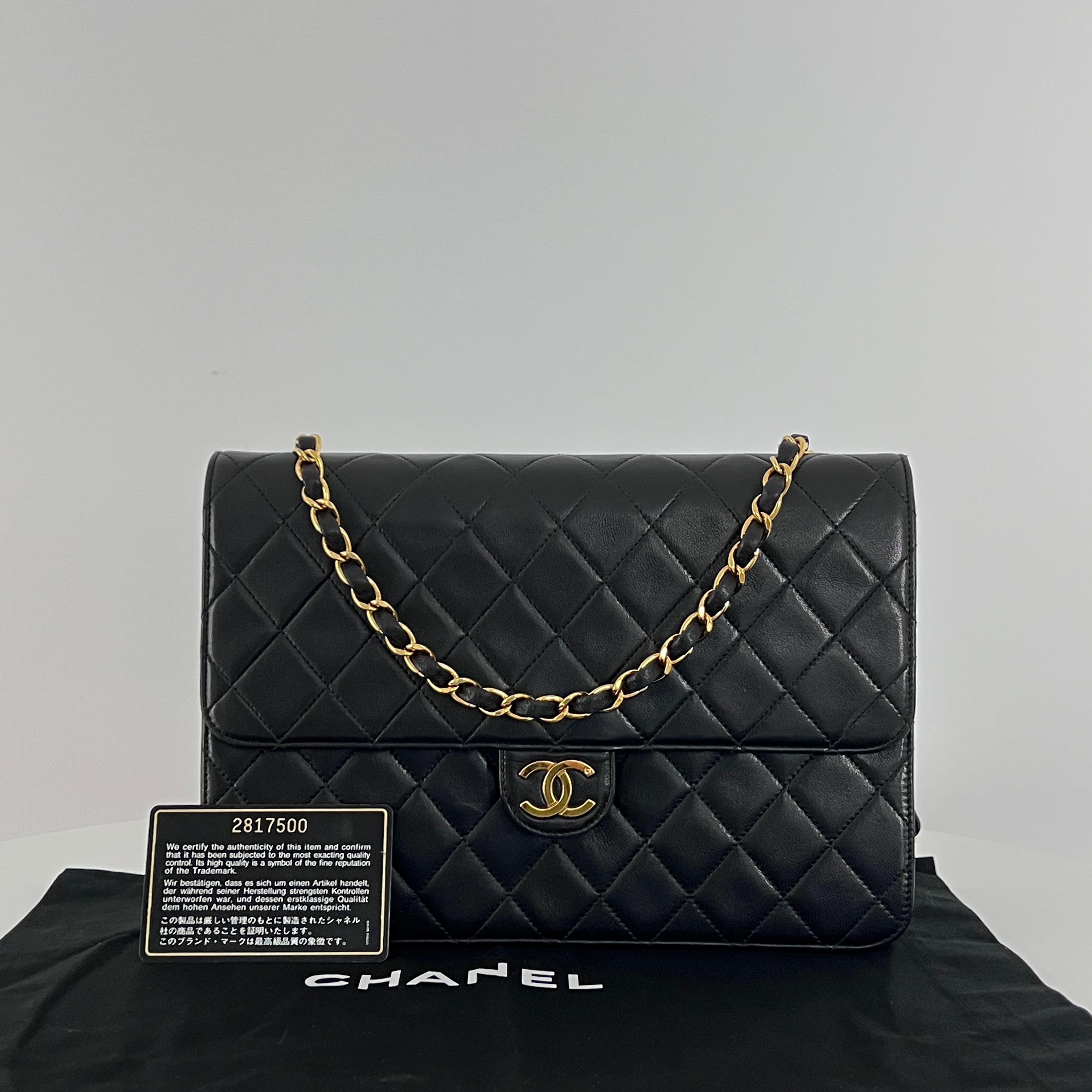 Chanel Portefeuille intemporel sur chaîne en cuir d'agneau moyen noir 1991-1994 Excellent état à SAINT-OUEN-SUR-SEINE, FR