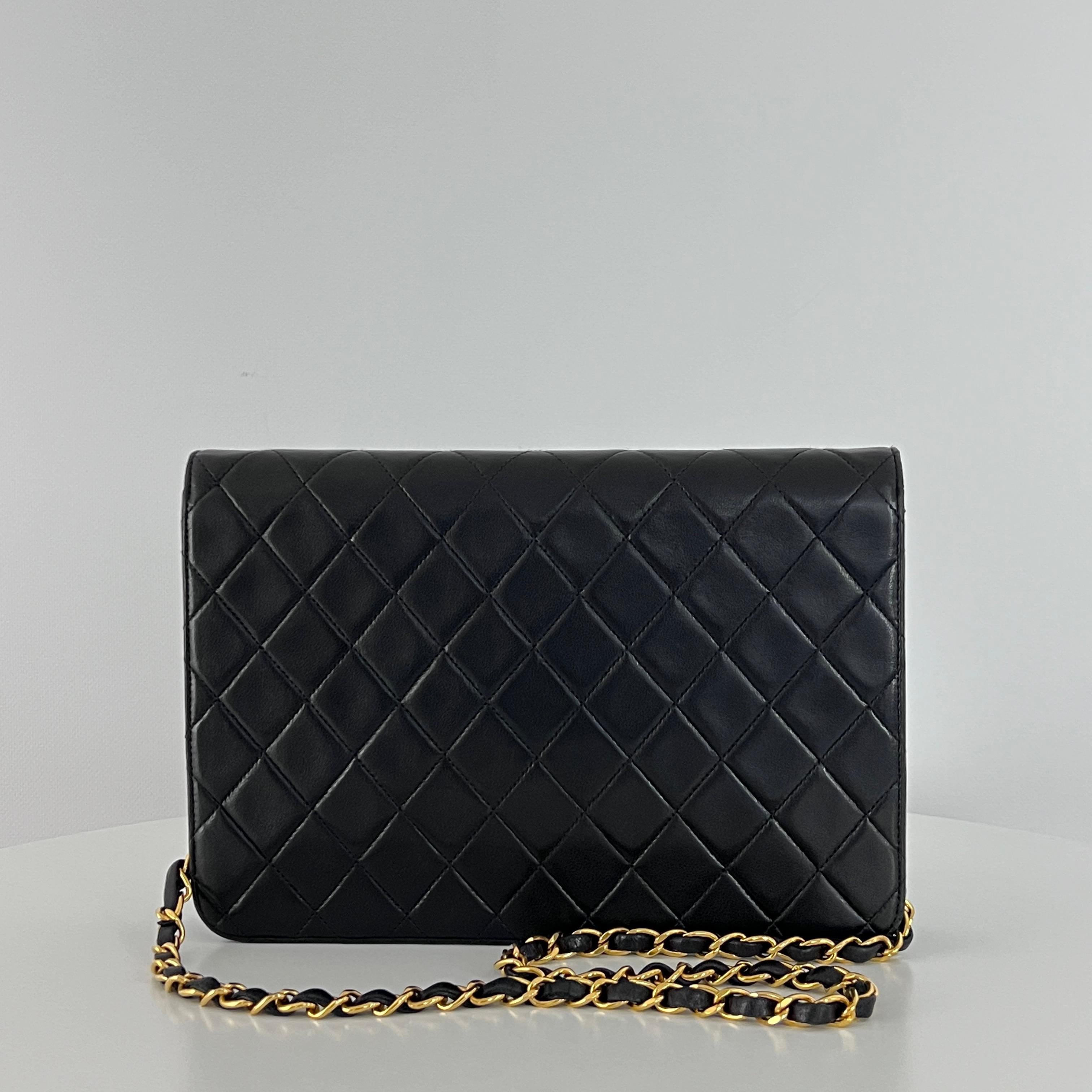  Chanel Portefeuille intemporel sur chaîne en cuir d'agneau moyen noir 1991-1994 Unisexe 