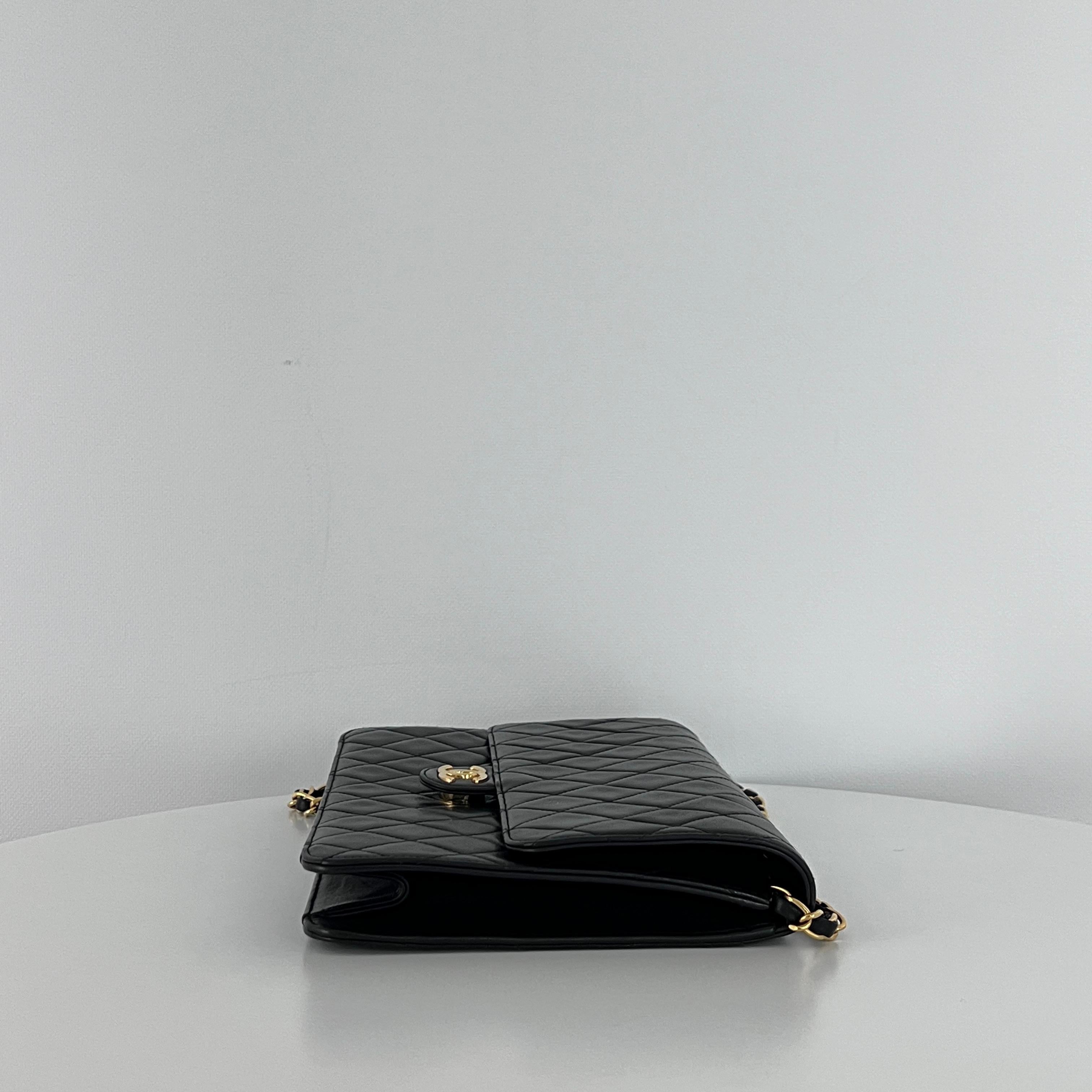 Chanel Portefeuille intemporel sur chaîne en cuir d'agneau moyen noir 1991-1994 2