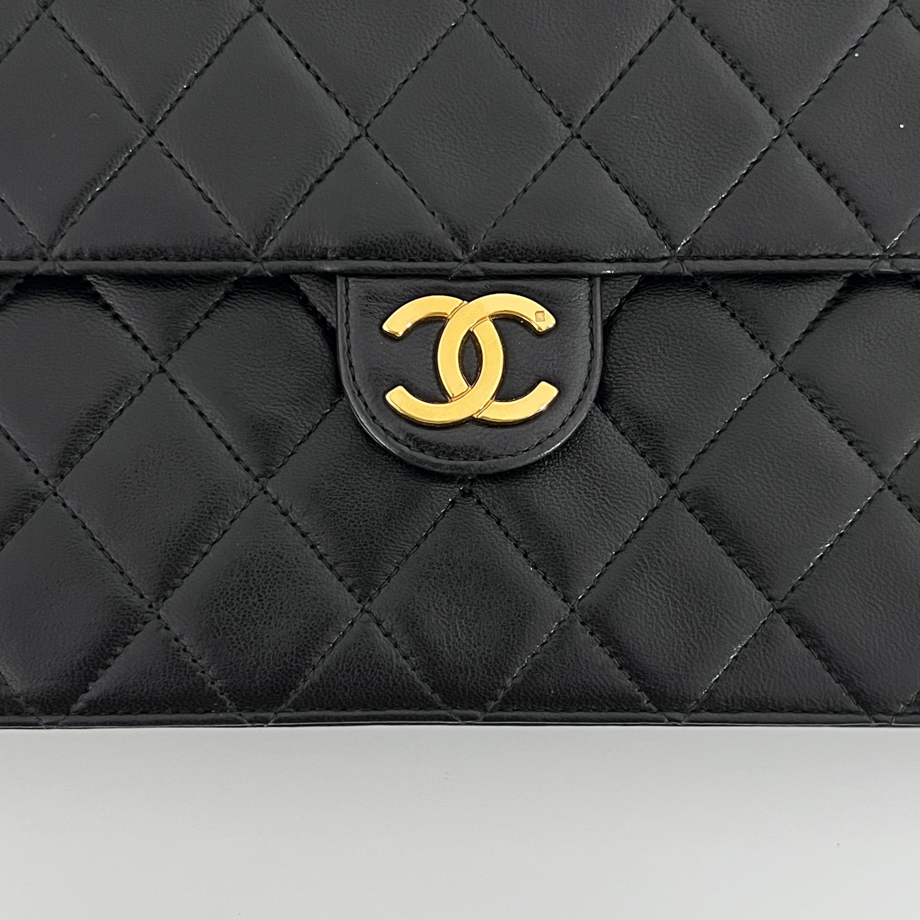 Chanel Portefeuille intemporel sur chaîne en cuir d'agneau moyen noir 1991-1994 3
