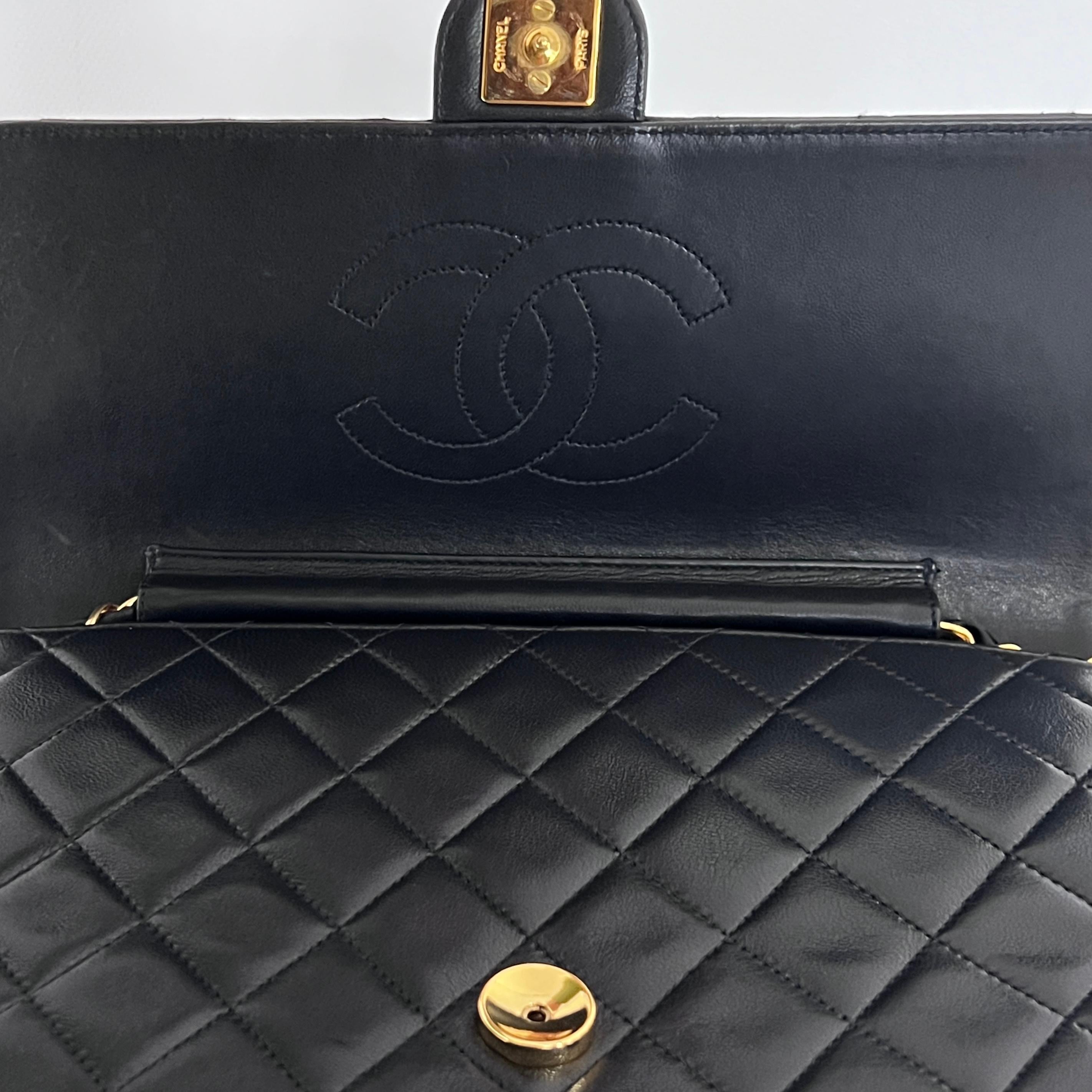 Chanel Portefeuille intemporel sur chaîne en cuir d'agneau moyen noir 1991-1994 4