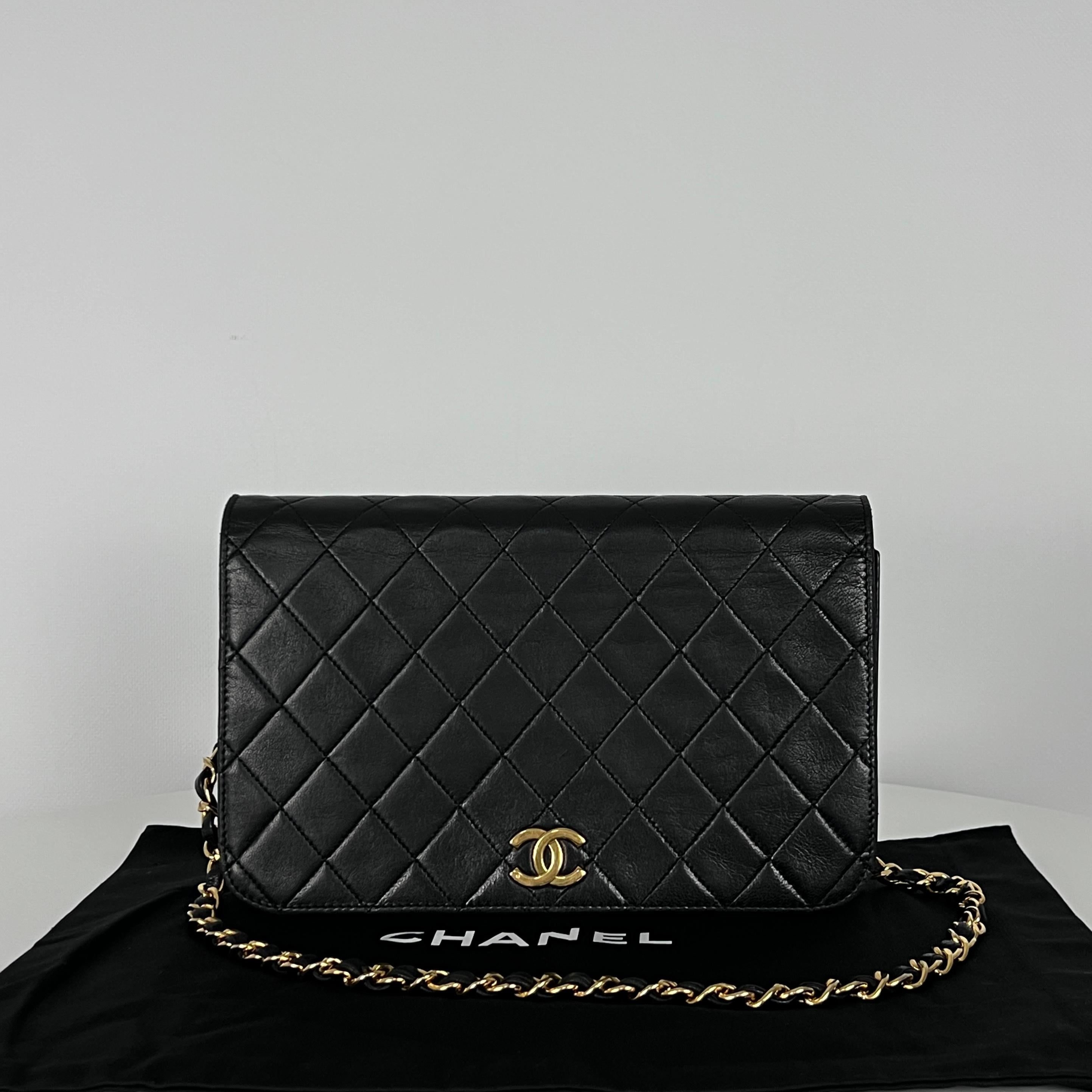 Chanel Portafoglio senza tempo con catena in pelle d'agnello piccola nera circa 1990 7