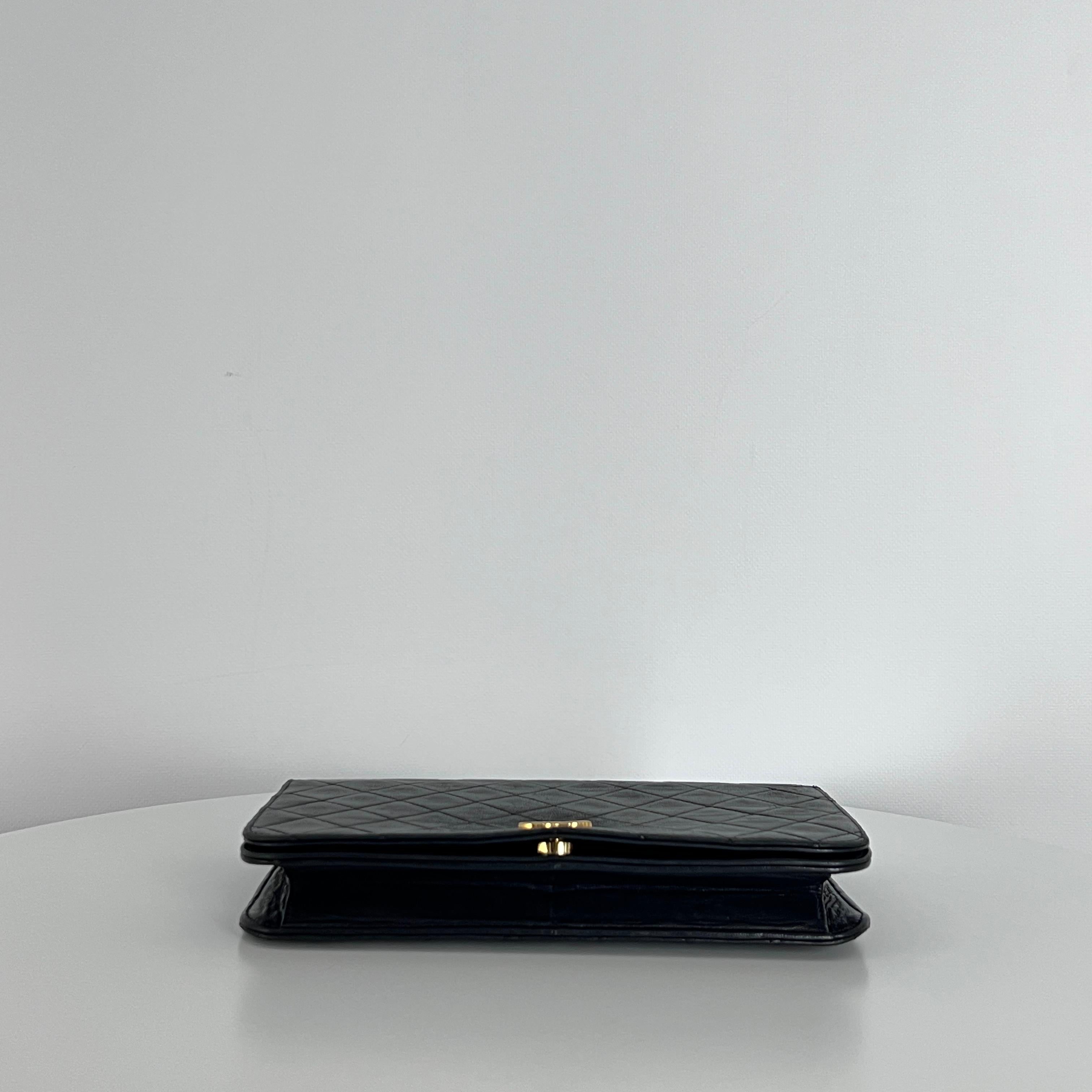 Chanel Portafoglio senza tempo con catena in pelle d'agnello piccola nera circa 1990 8