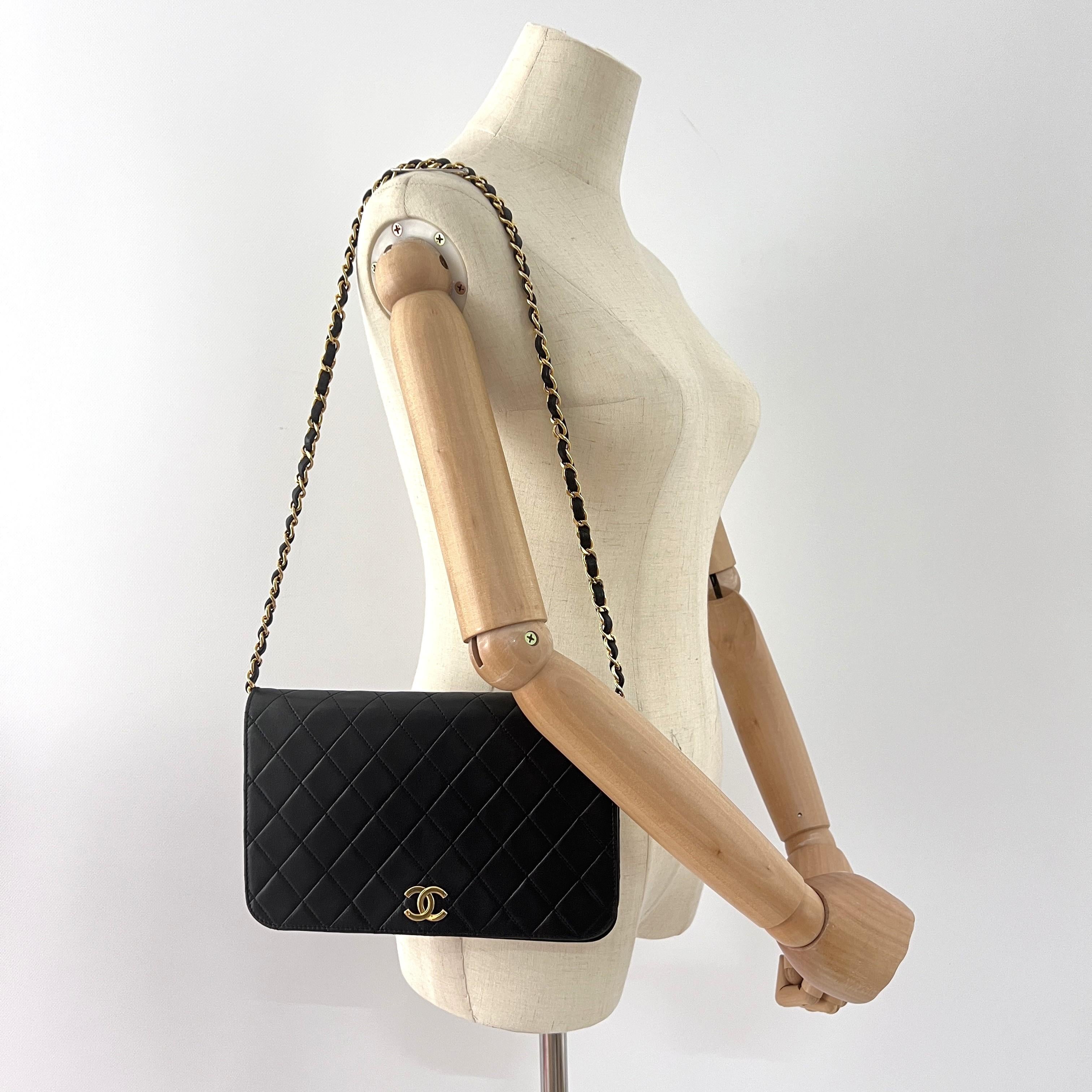 Chanel Timeless WOC Small in pelle nera con finiture dorate. La borsa ha una chiusura a scatto. L'interno è composto da uno scomparto principale e da una tasca applicata con zip. Può essere indossato sulla spalla. La borsa è in ottime condizioni,
