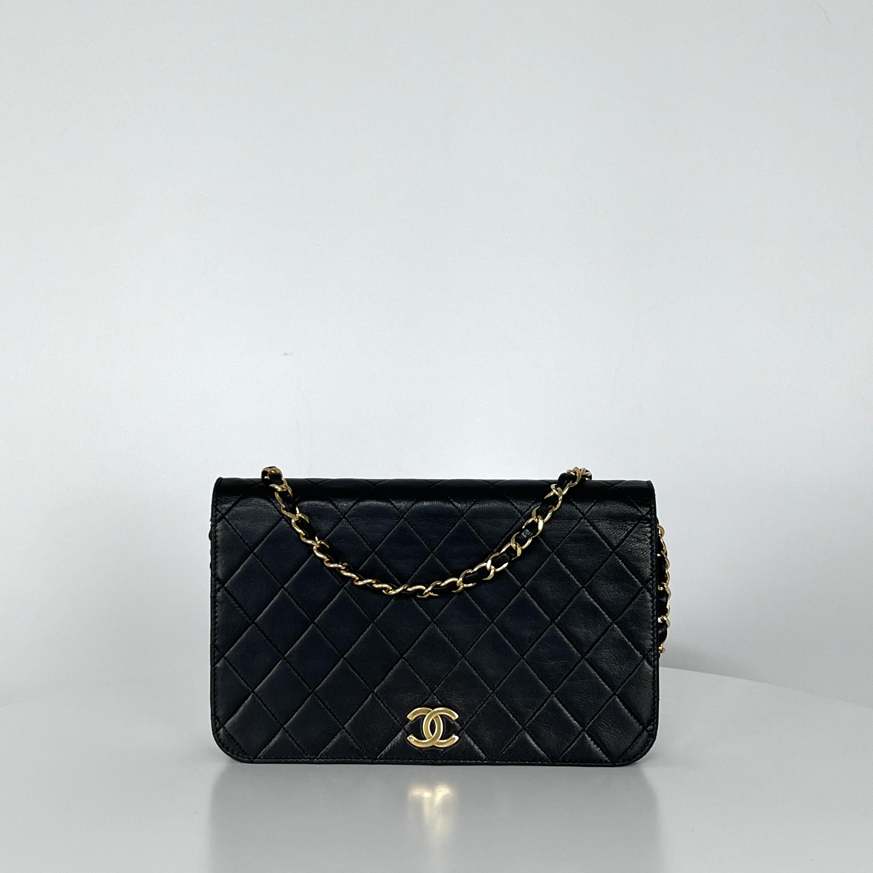 Nero Chanel Portafoglio senza tempo con catena in pelle d'agnello piccola nera circa 1990