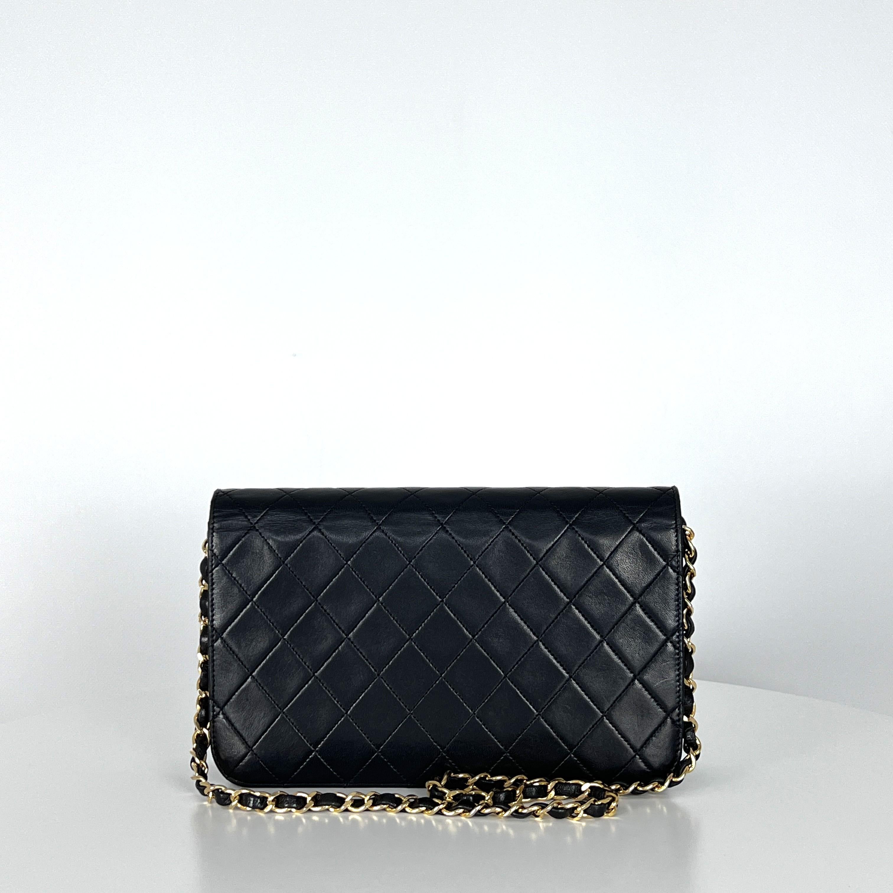 Chanel Portafoglio senza tempo con catena in pelle d'agnello piccola nera circa 1990 In condizioni ottime a SAINT-OUEN-SUR-SEINE, FR