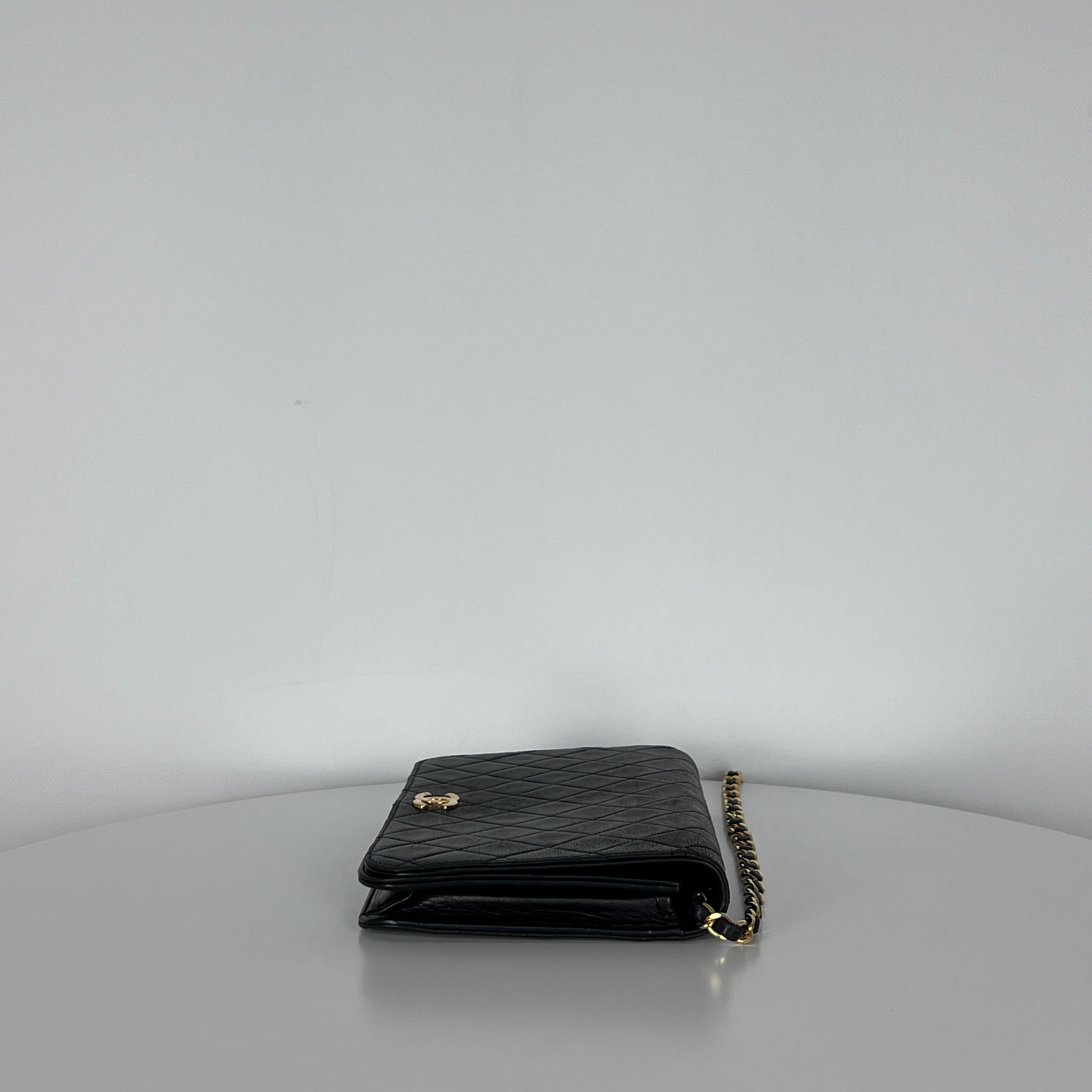 Chanel Portafoglio senza tempo con catena in pelle d'agnello piccola nera circa 1990 1