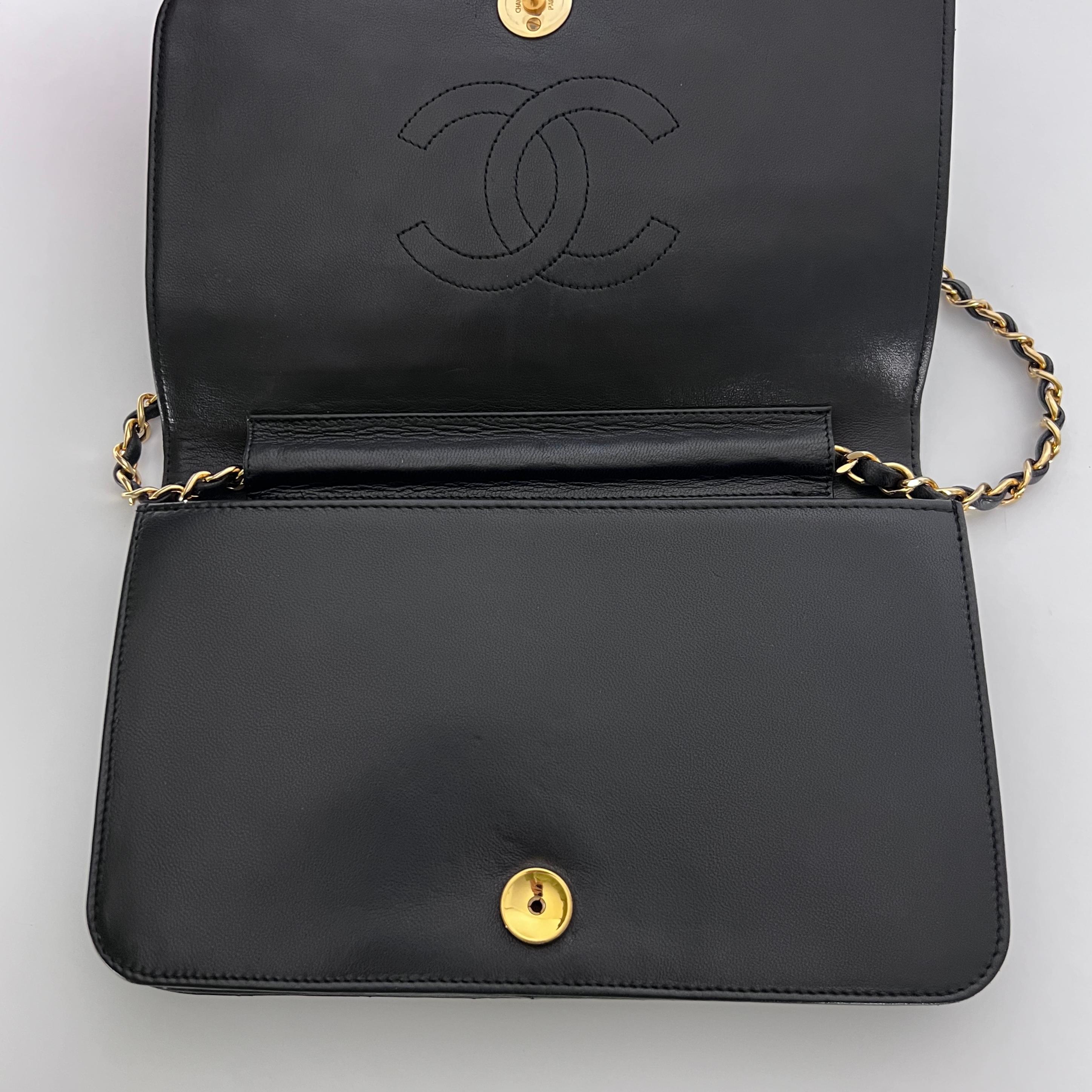 Chanel Portafoglio senza tempo con catena in pelle d'agnello piccola nera circa 1990 4