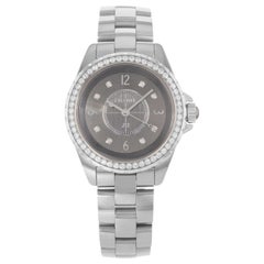 Chanel Montre pour femme J12 H2565 en céramique et titane avec cadran en diamant gris et quartz