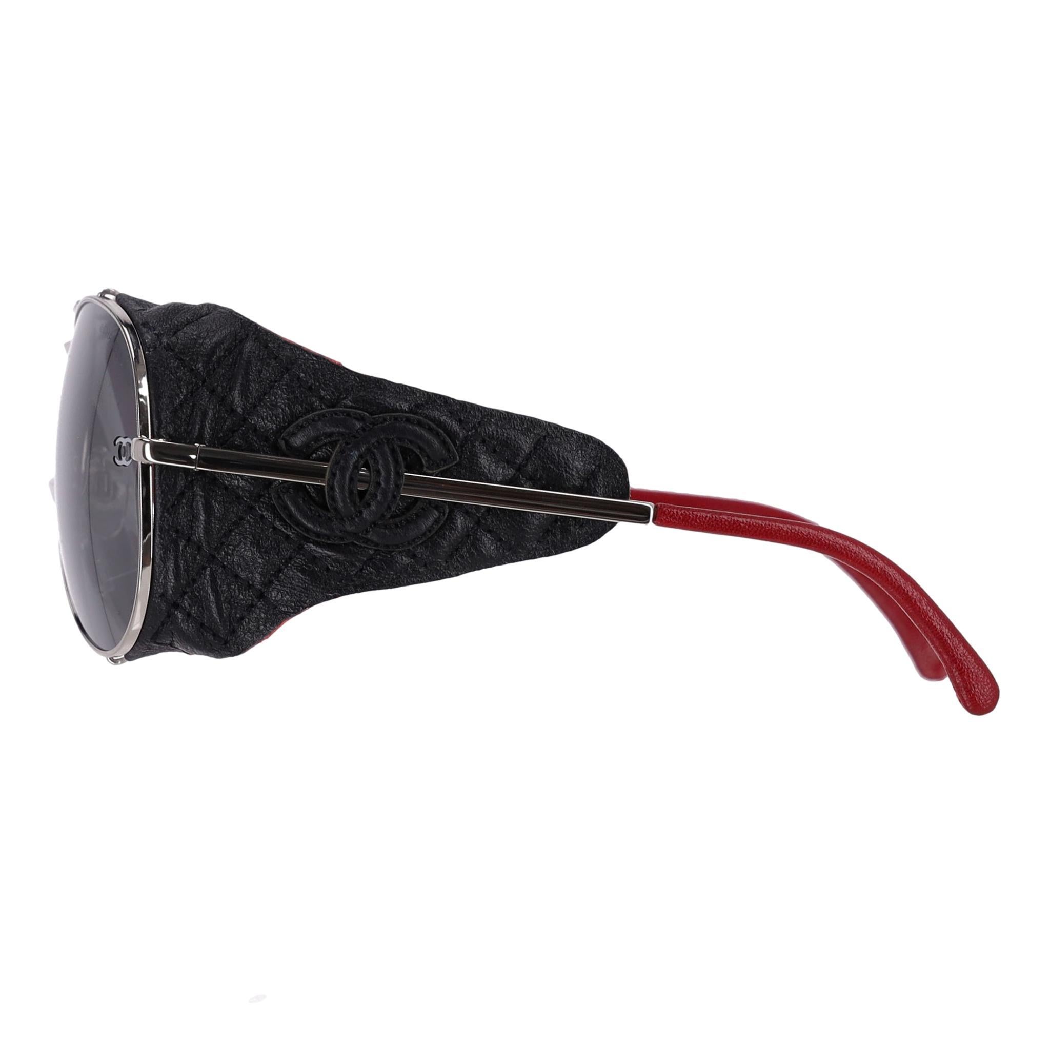 Rare Item - Chanel Titanium Pilot Sunglasses With 'CC' Logo Leather Diamond Quilted Trim

Silver pilot sunglasses designed with titanium frames with black mirrored lenses.

Featuring 'CC' logo embossed diamond quilted lambskin leather trim to the