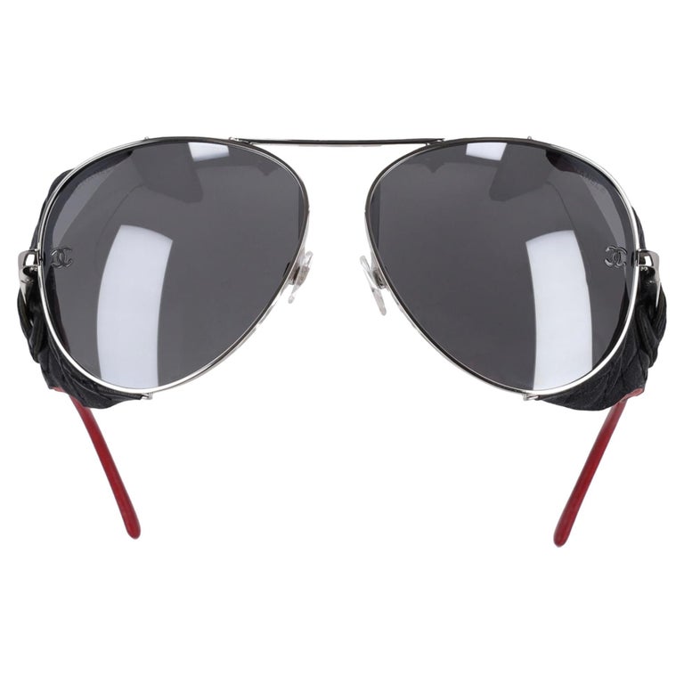 Occhiali da sole Chanel Pilot in titanio con logo 'CC' in pelle e