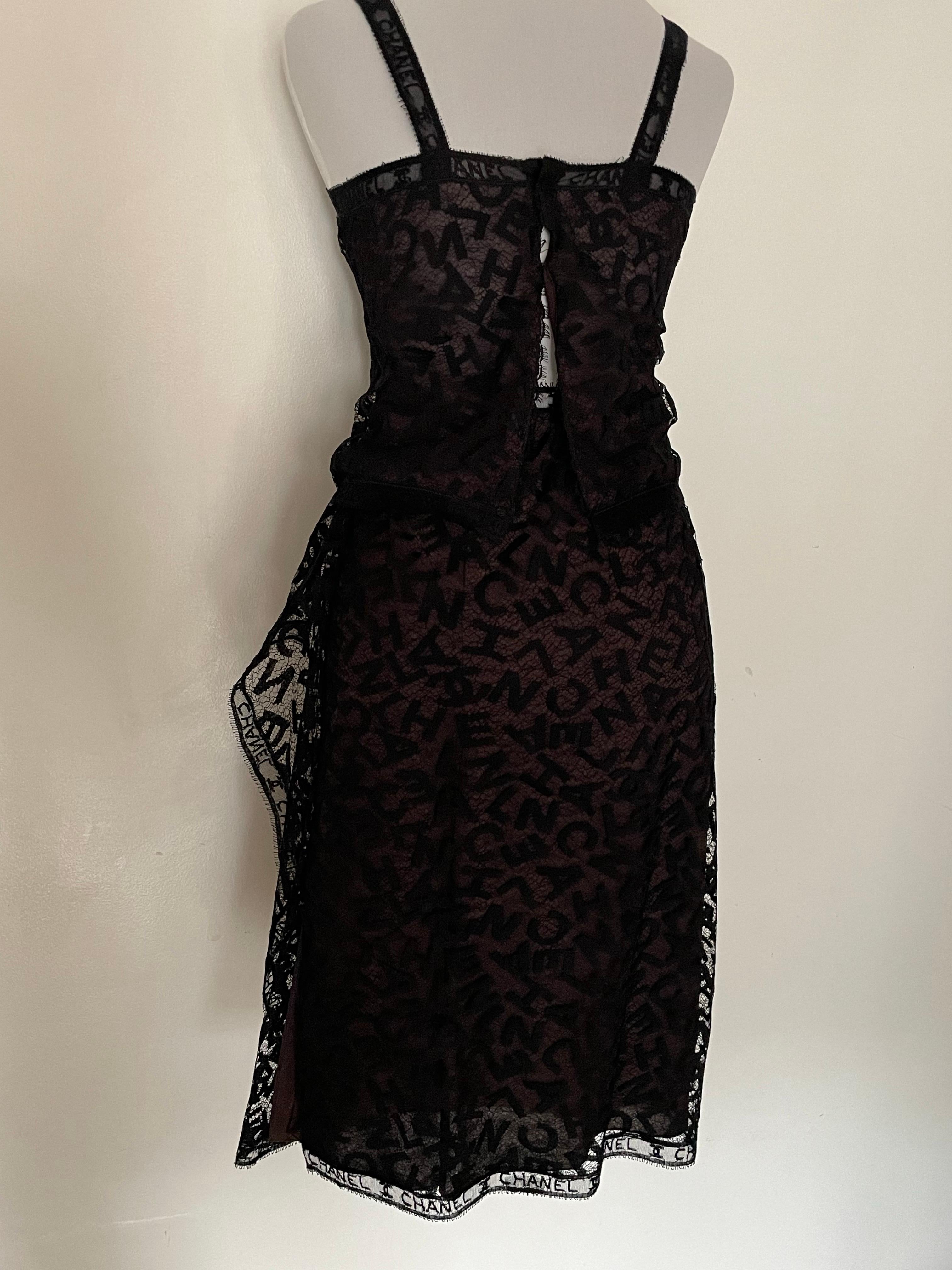 Magnifico set di Chanel. Design/One con monogrammi. Pizzo con fodera. In ottime condizioni. Solo leggermente affusolato in un punto poco visibile. Taglia 38 FR Composto da una gonna e un top con spalline vintage anno 1998. Bellissimo e raro.