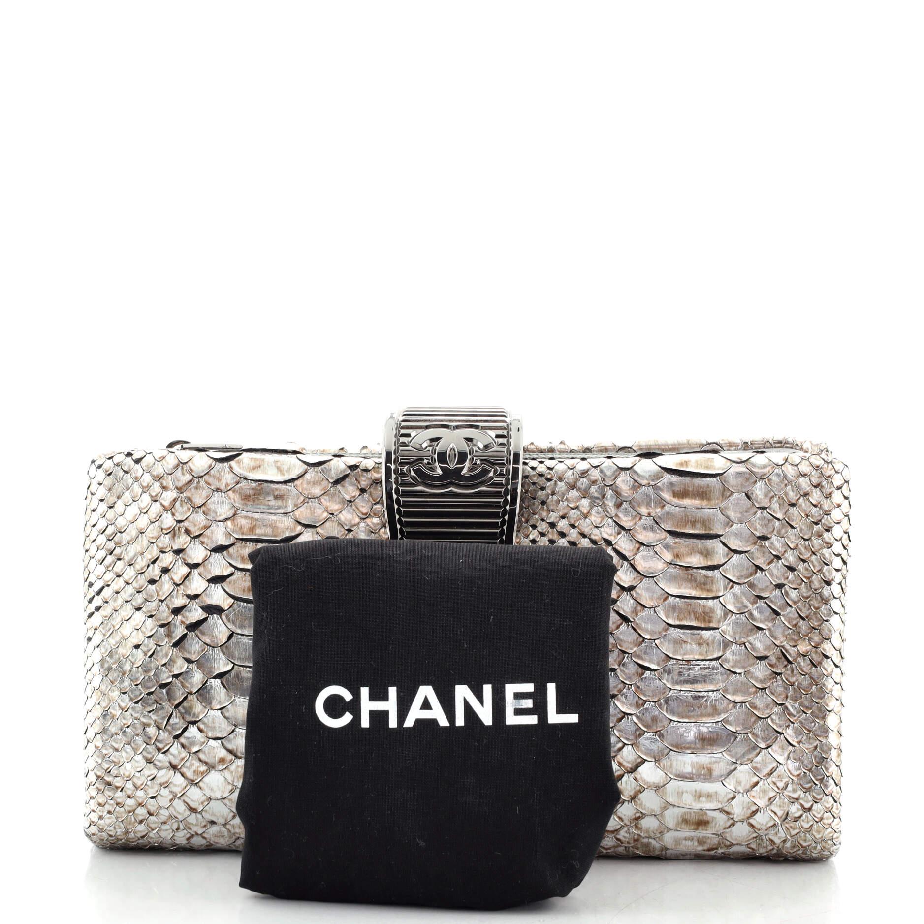 This item can only be shipped within the United States.

Condition: Very good. Lifting of scales, scuffs and wear on exterior, creasing, scuffs and wear in interior, scratches on hardware.
Accessories: Dust Bag
Measurements: Height 5