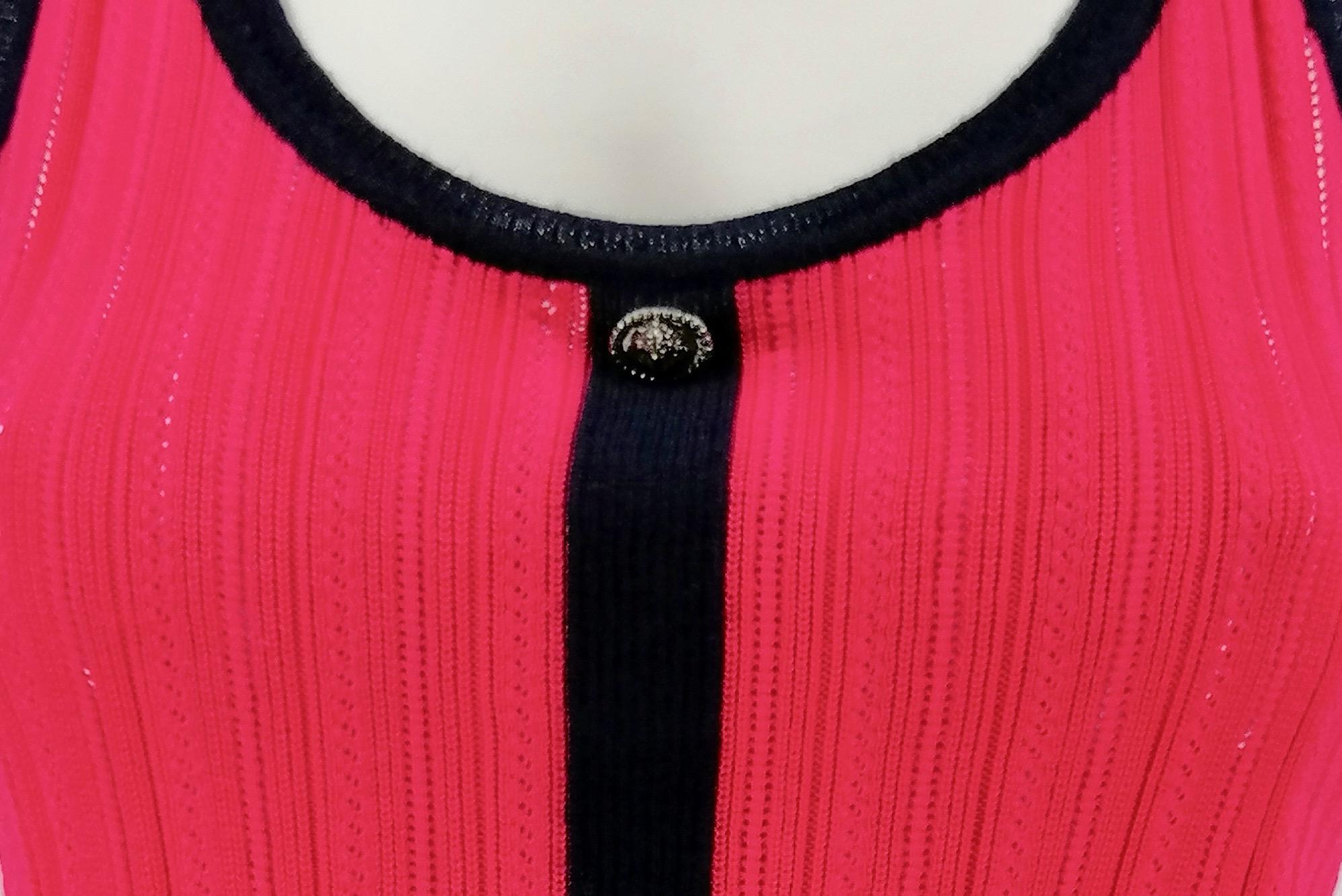 CHANEL
Red and navy top
75% cotton
17% cashmere
  8% silk
Size FR 42
Made in Italy
Flat measures:
Length cm. 64
Shoulders cm. 28
Bust cm. 37
Excellent condition